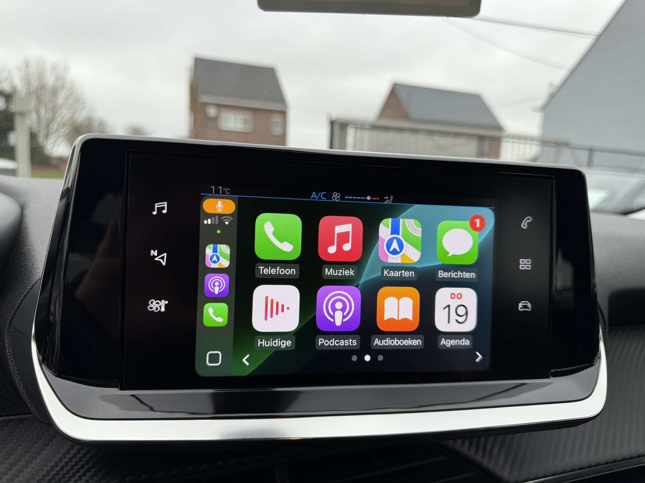 27c99b96-5e0c-4b18-8b79-ffe0dc45003a24-peugeot-2008-1-2i-automaat-130pk-navigatie-full-led-carplay-pdc.jpg