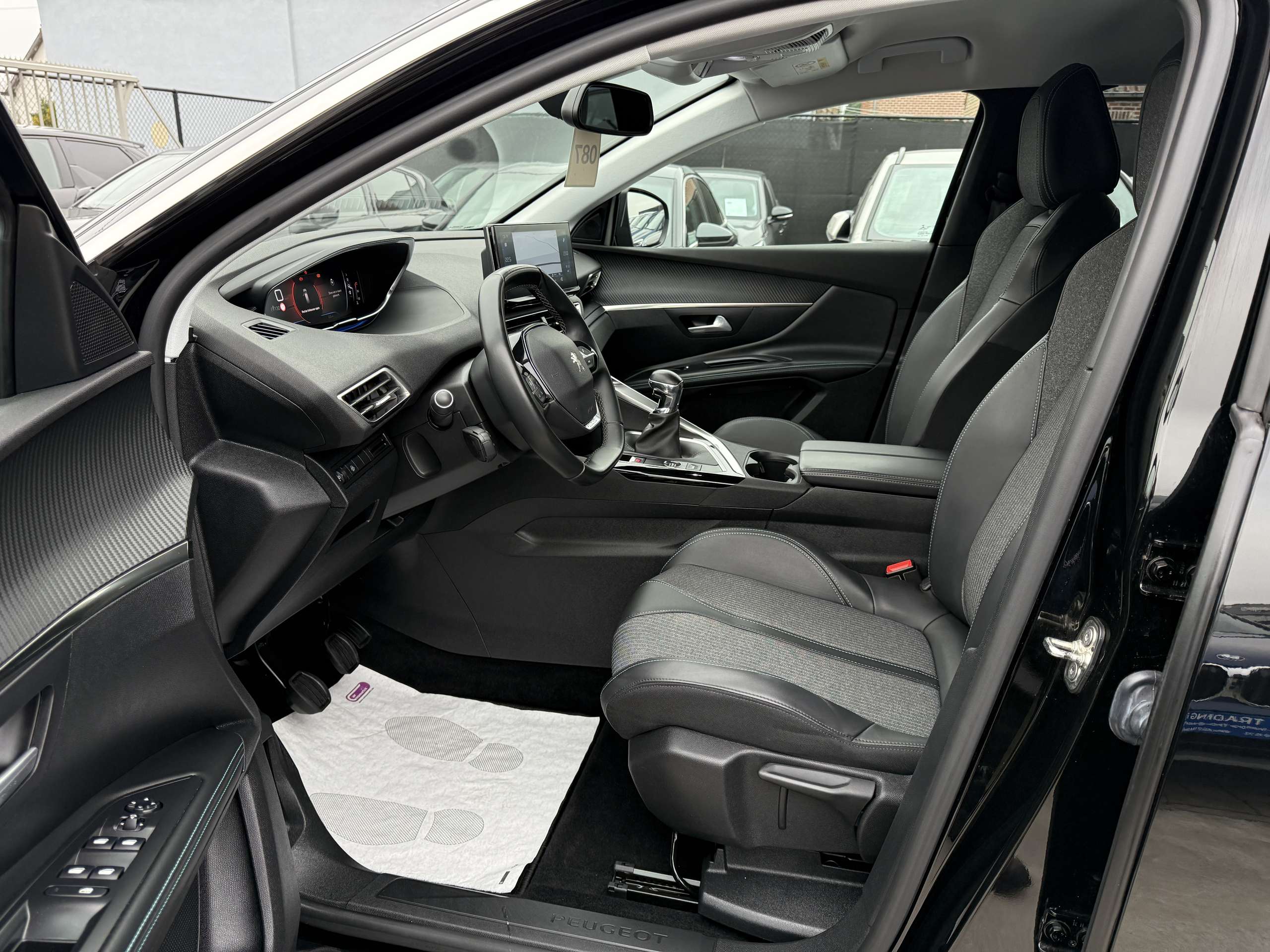 51de6101-7a3d-4dd3-8e69-130876a9fde912-peugeot-5008-1-2i-130pk-facelift-7-zit-navi-leder-camera-led.jpg