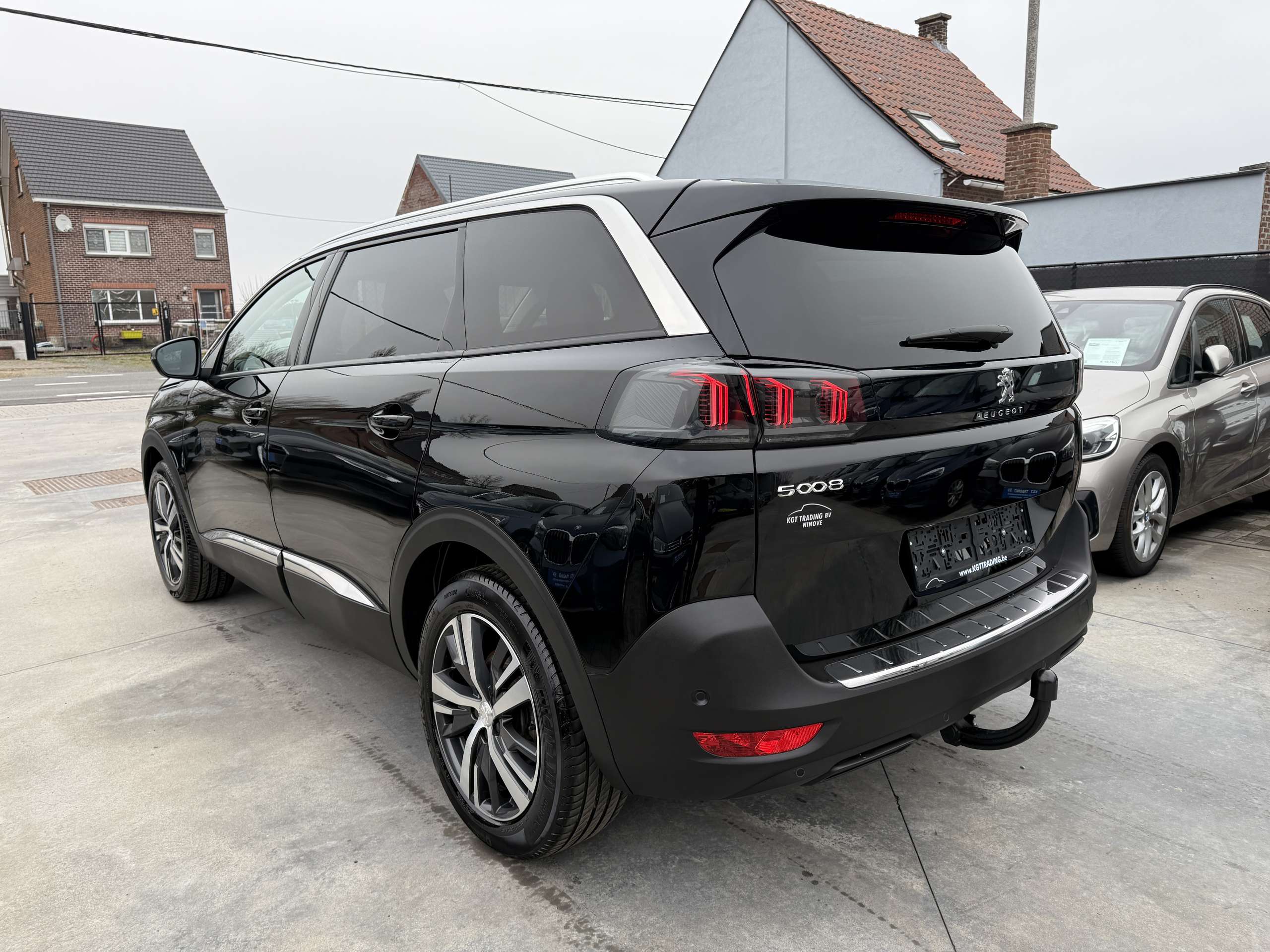 51de6101-7a3d-4dd3-8e69-130876a9fde97-peugeot-5008-1-2i-130pk-facelift-7-zit-navi-leder-camera-led.jpg