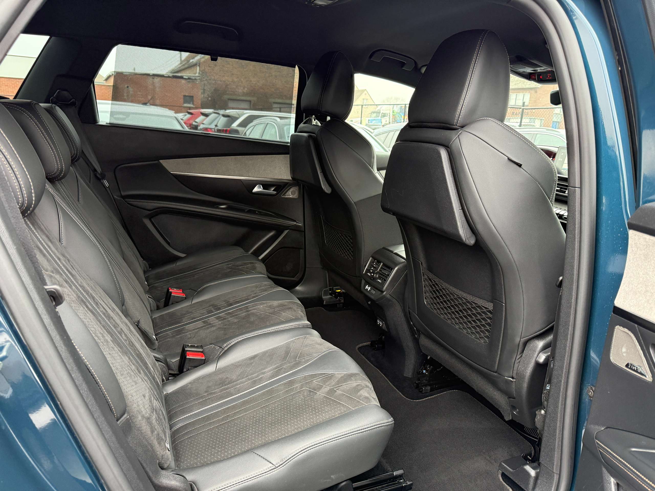 647f1b3d-6c66-490c-b8a3-6bd36ba6876339-peugeot-5008-1-2i-gt-automaat-7-zit-focal-zwart-leder-carplay.jpg