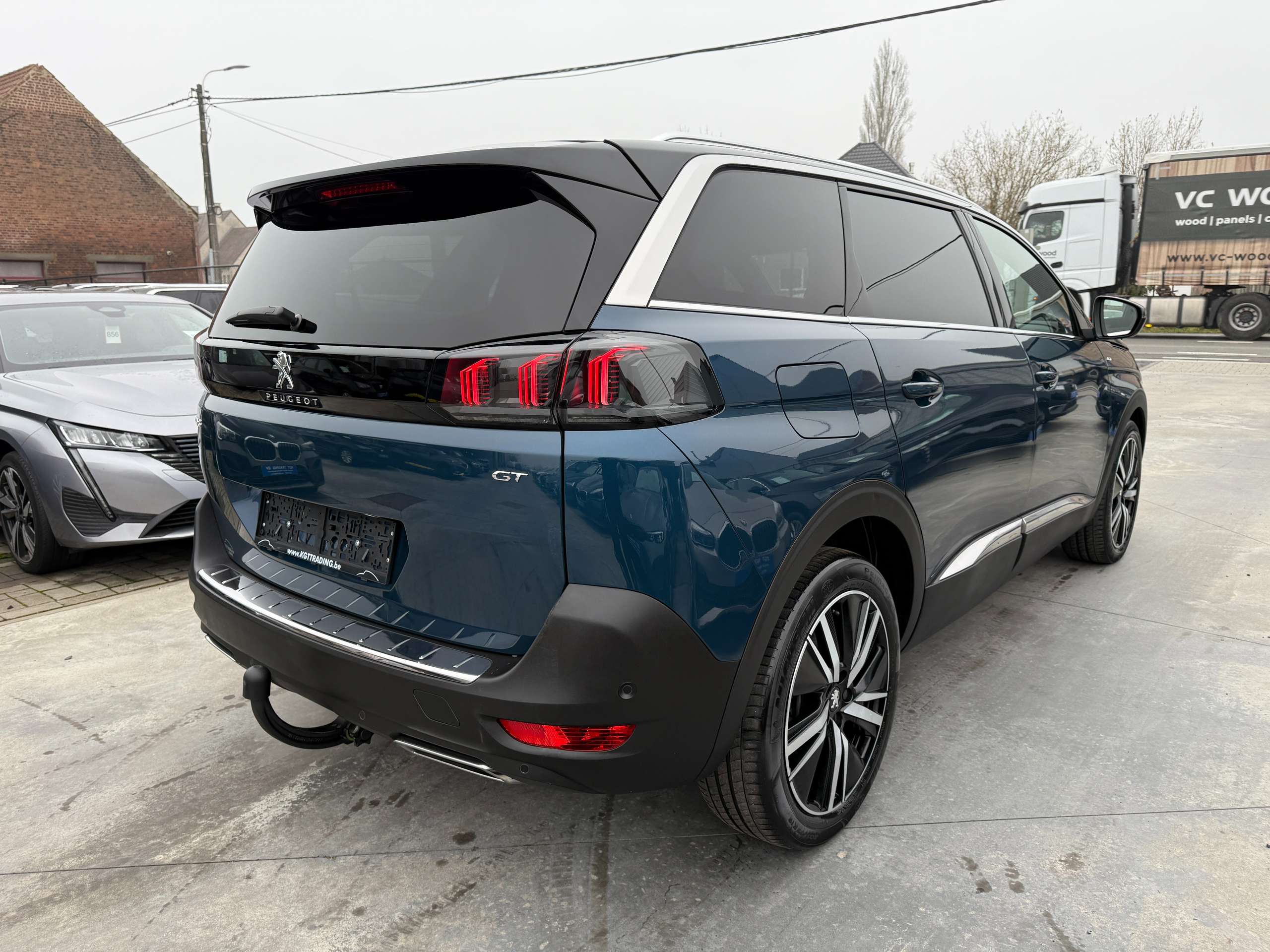 647f1b3d-6c66-490c-b8a3-6bd36ba687635-peugeot-5008-1-2i-gt-automaat-7-zit-focal-zwart-leder-carplay.jpg