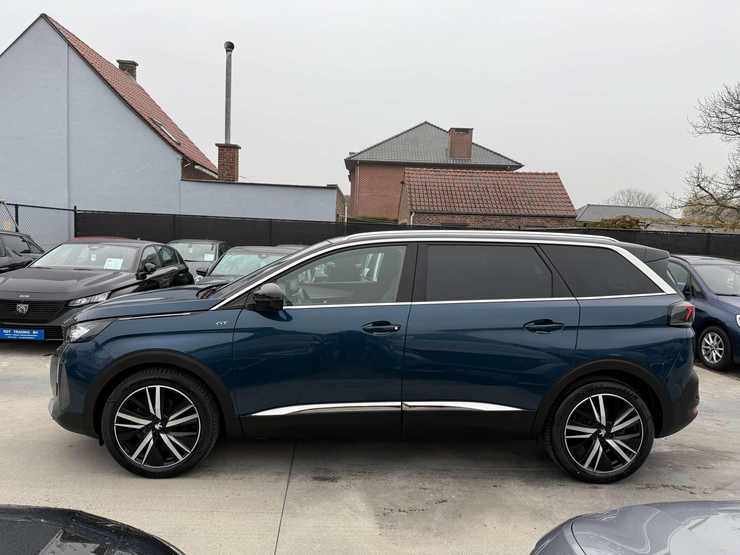 647f1b3d-6c66-490c-b8a3-6bd36ba687638-peugeot-5008-1-2i-gt-automaat-7-zit-focal-zwart-leder-carplay.jpg