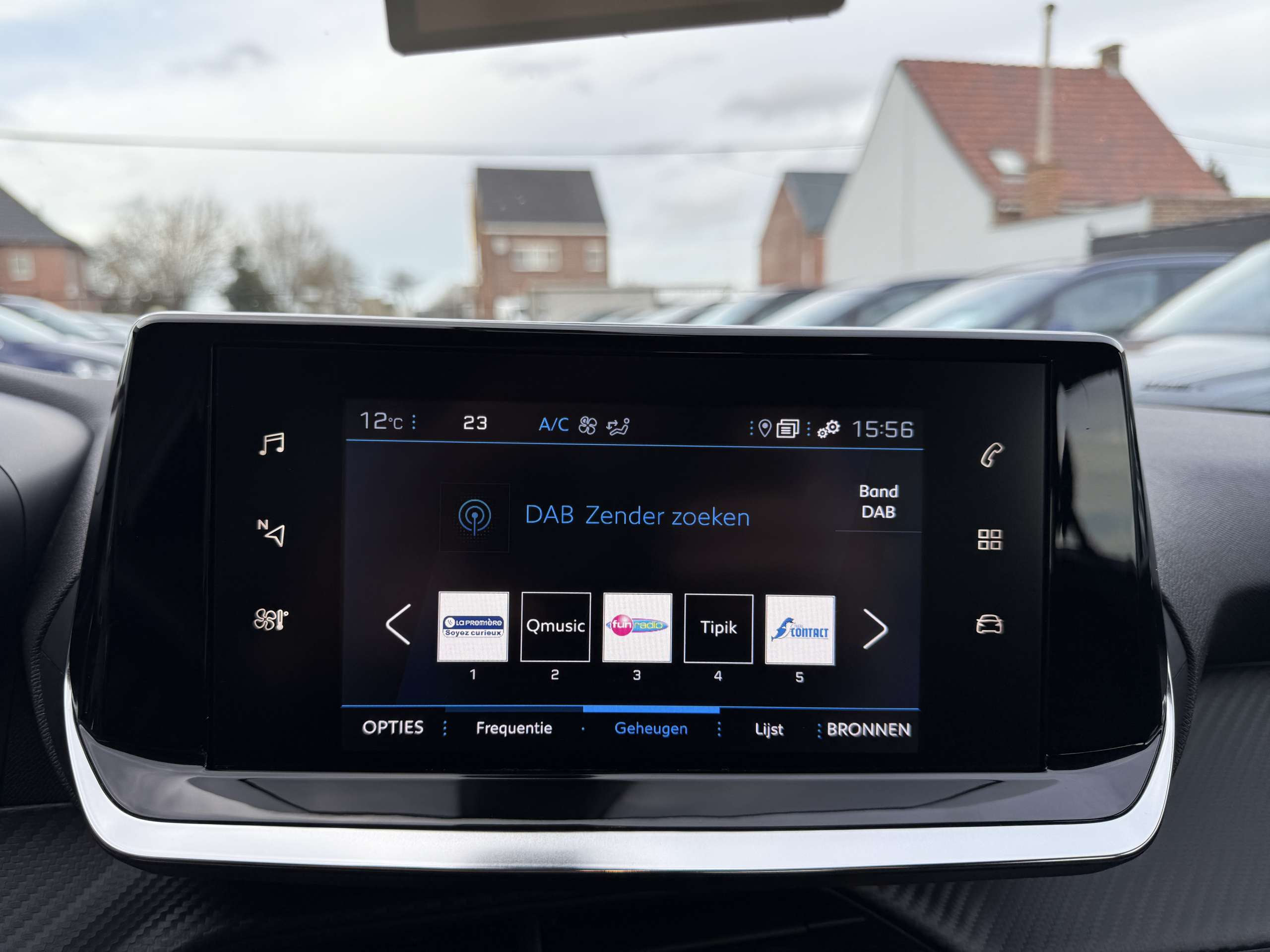 7da6eb06-8d09-425b-a82c-8fffc288361e21-peugeot-2008-1-2i-puretech-navigatie-full-led-camera-carplay.jpg