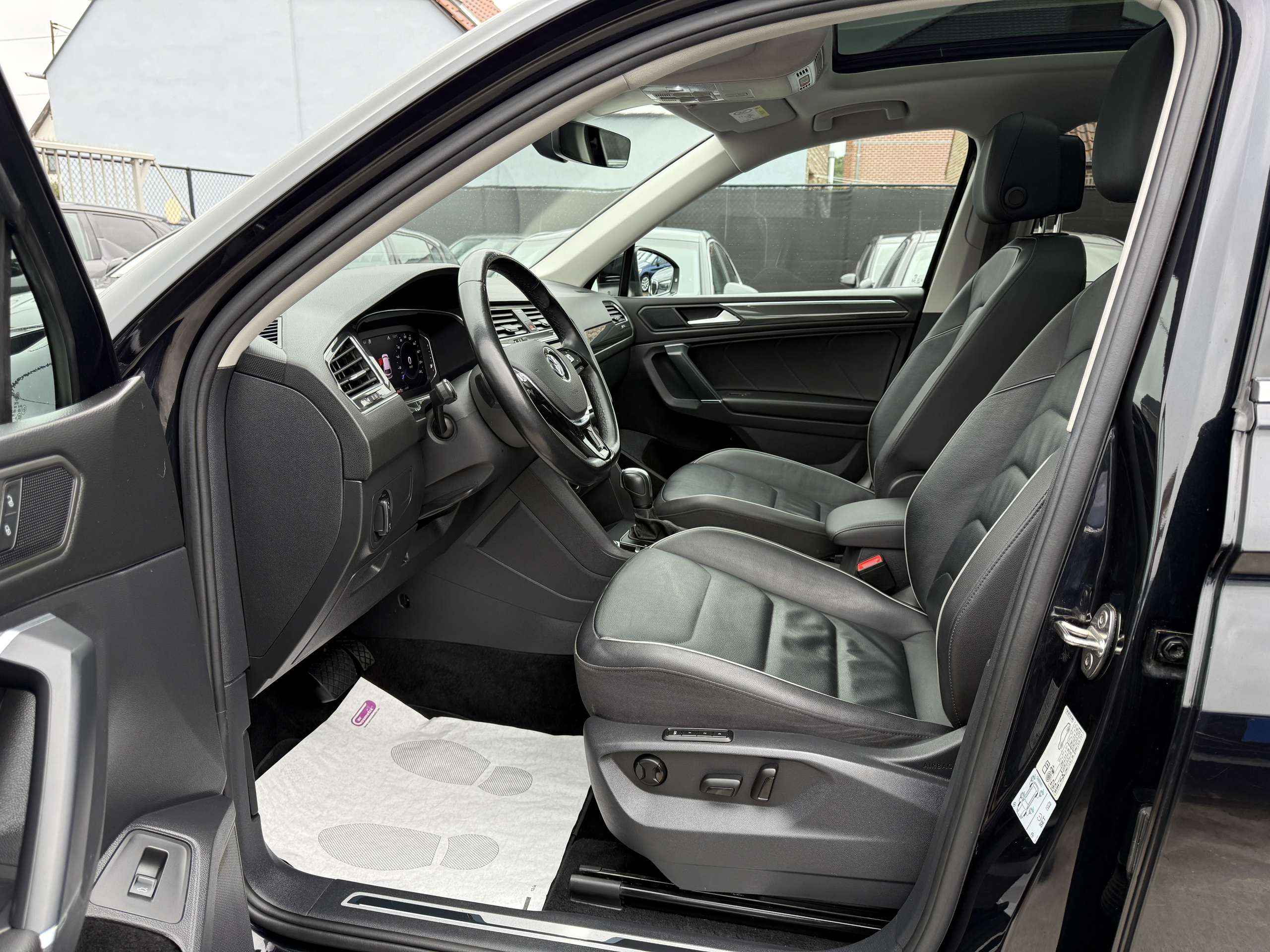 b31f92db-b417-4057-8f88-6d3d9673e2b713-volkswagen-tiguan-allspace-1-5-tsi-r-line-7-zit-automaat-full-led-navi-leder.jpg