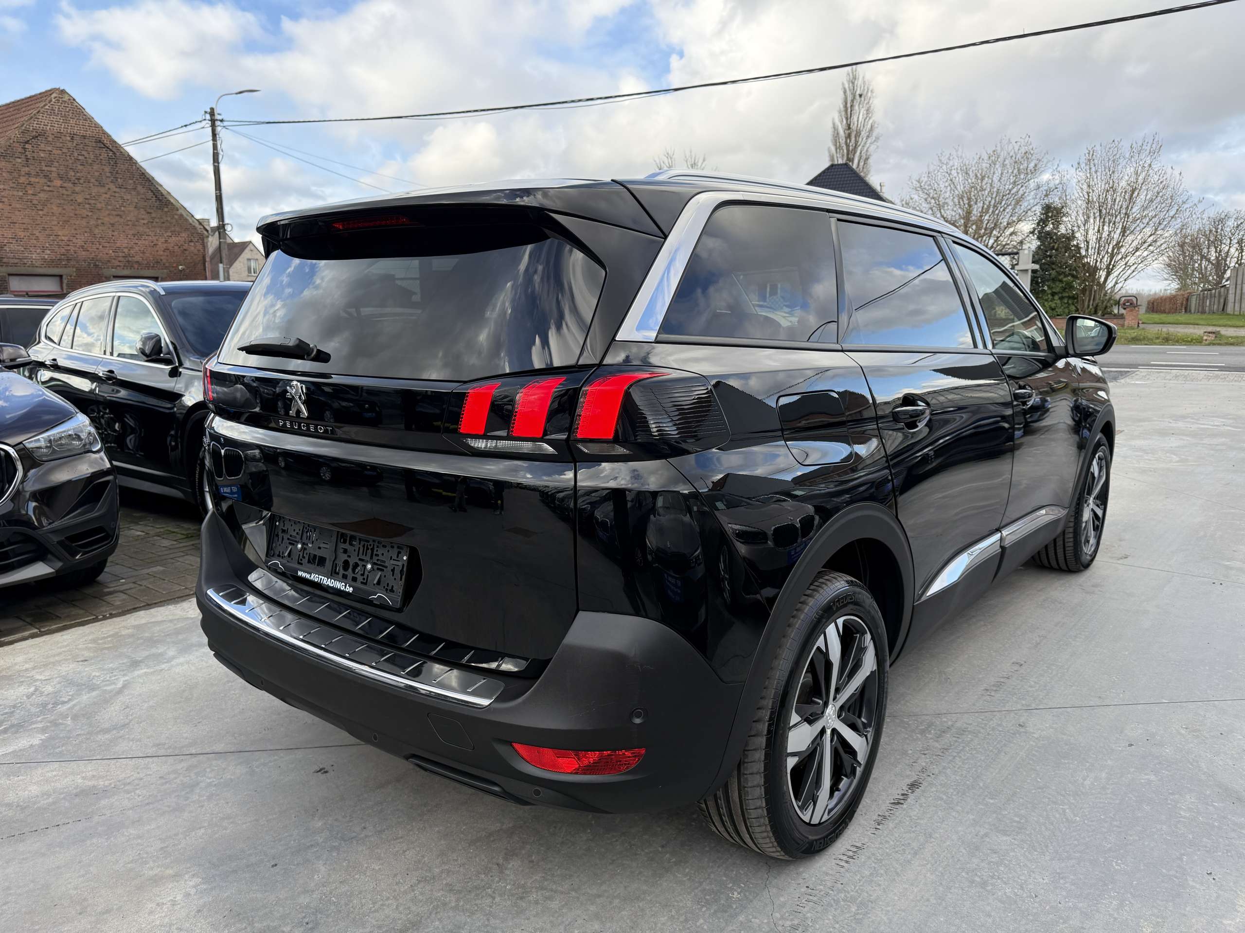 b400d698-114d-46c4-8c03-a3e0e9f130d15-peugeot-5008-1-2i-130pk-7zit-crossway-opendak-leder-navi-led.jpg