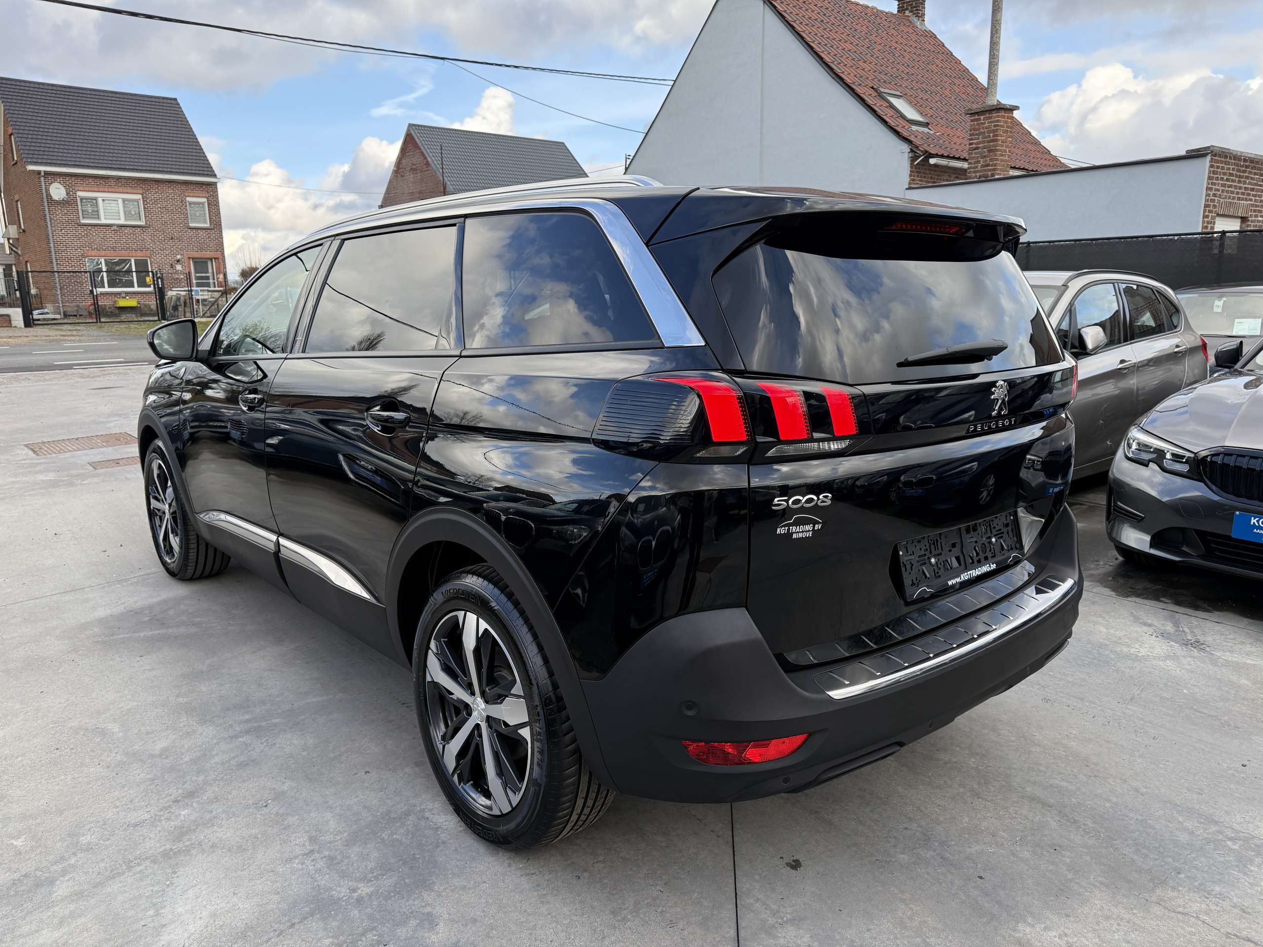 b400d698-114d-46c4-8c03-a3e0e9f130d17-peugeot-5008-1-2i-130pk-7zit-crossway-opendak-leder-navi-led.jpg