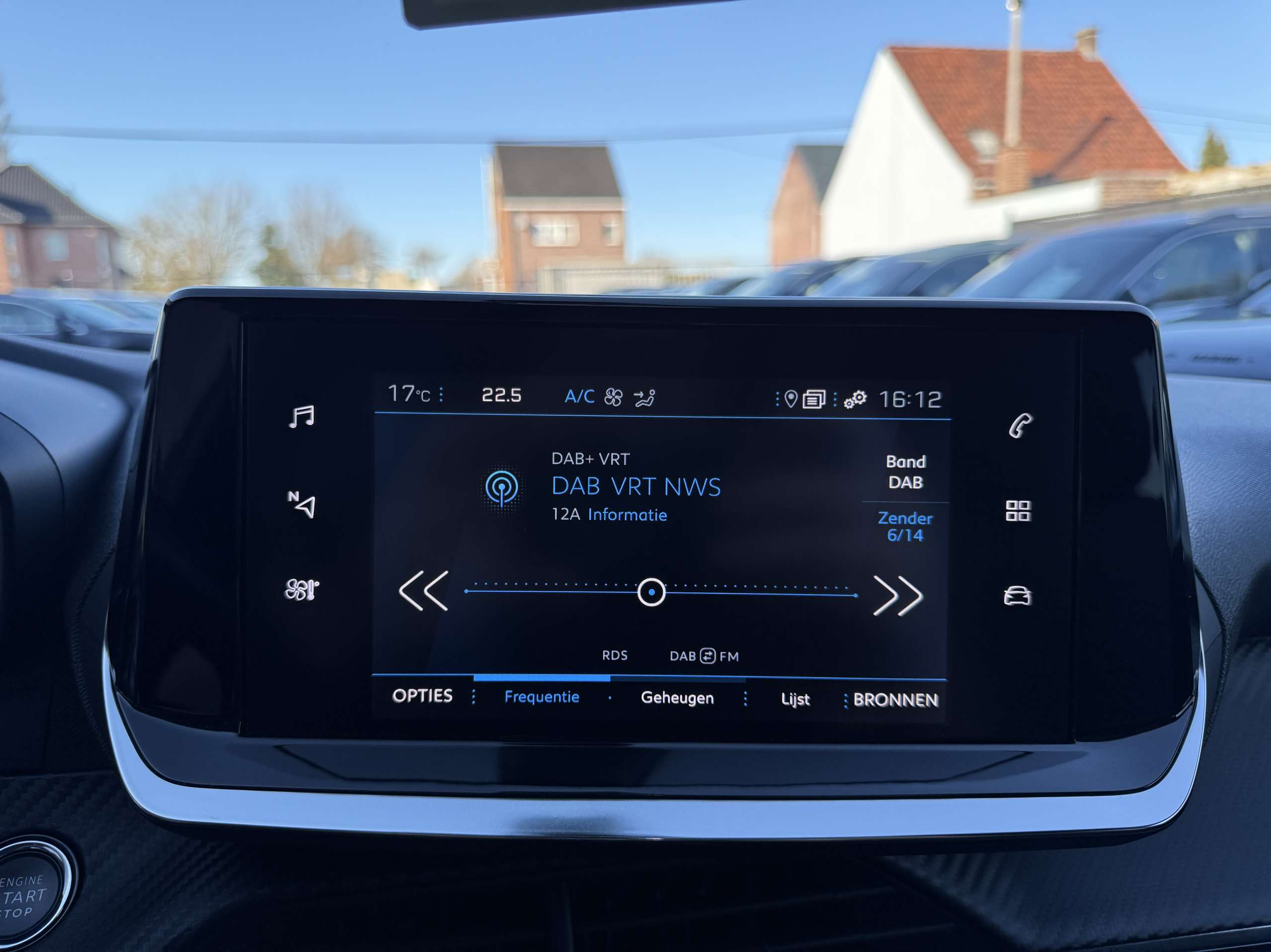 c667dd19-ae02-442d-9eb3-8074519990d020-peugeot-2008-1-2i-automaat-navi-leder-camera-full-led-carplay.jpg