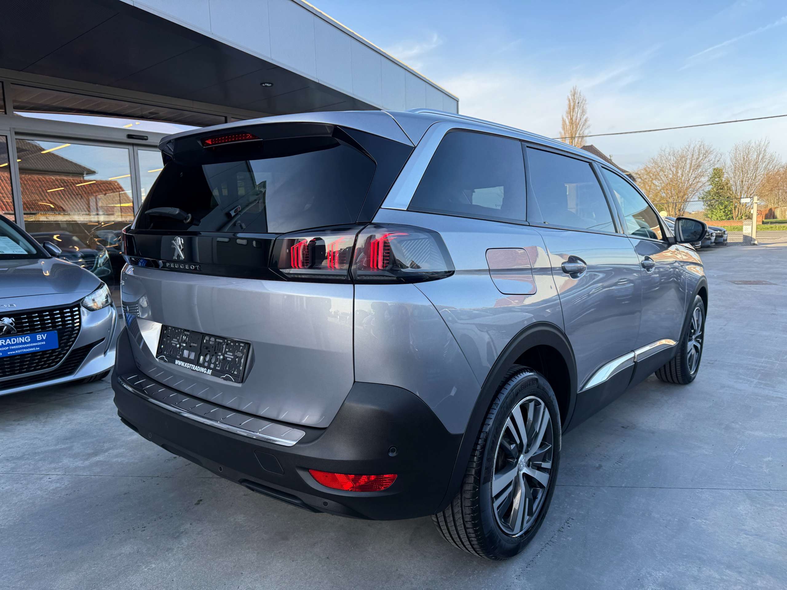 d5f0bd5c-6122-4a1f-8ee9-593dcbd0fcdd5-peugeot-5008-1-2i-130pk-7-zetels-facelift-full-led-camera-leder.jpg