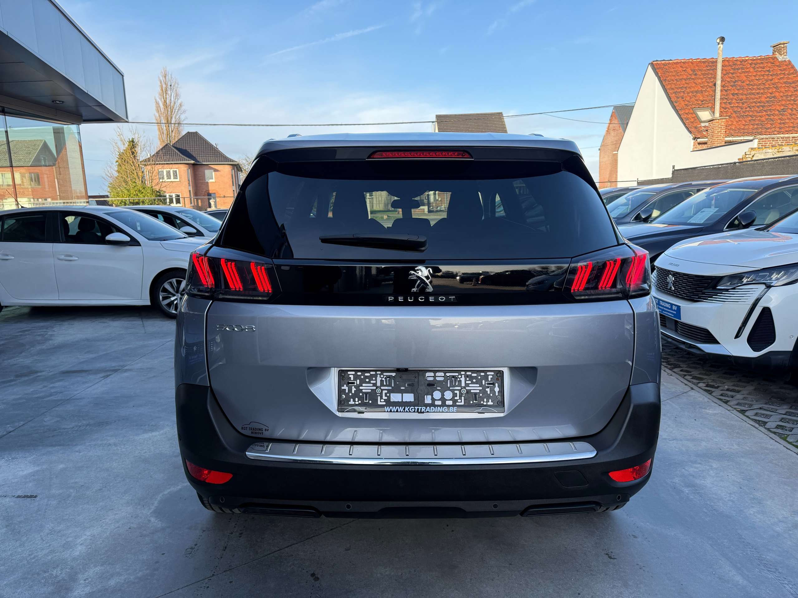 d5f0bd5c-6122-4a1f-8ee9-593dcbd0fcdd6-peugeot-5008-1-2i-130pk-7-zetels-facelift-full-led-camera-leder.jpg