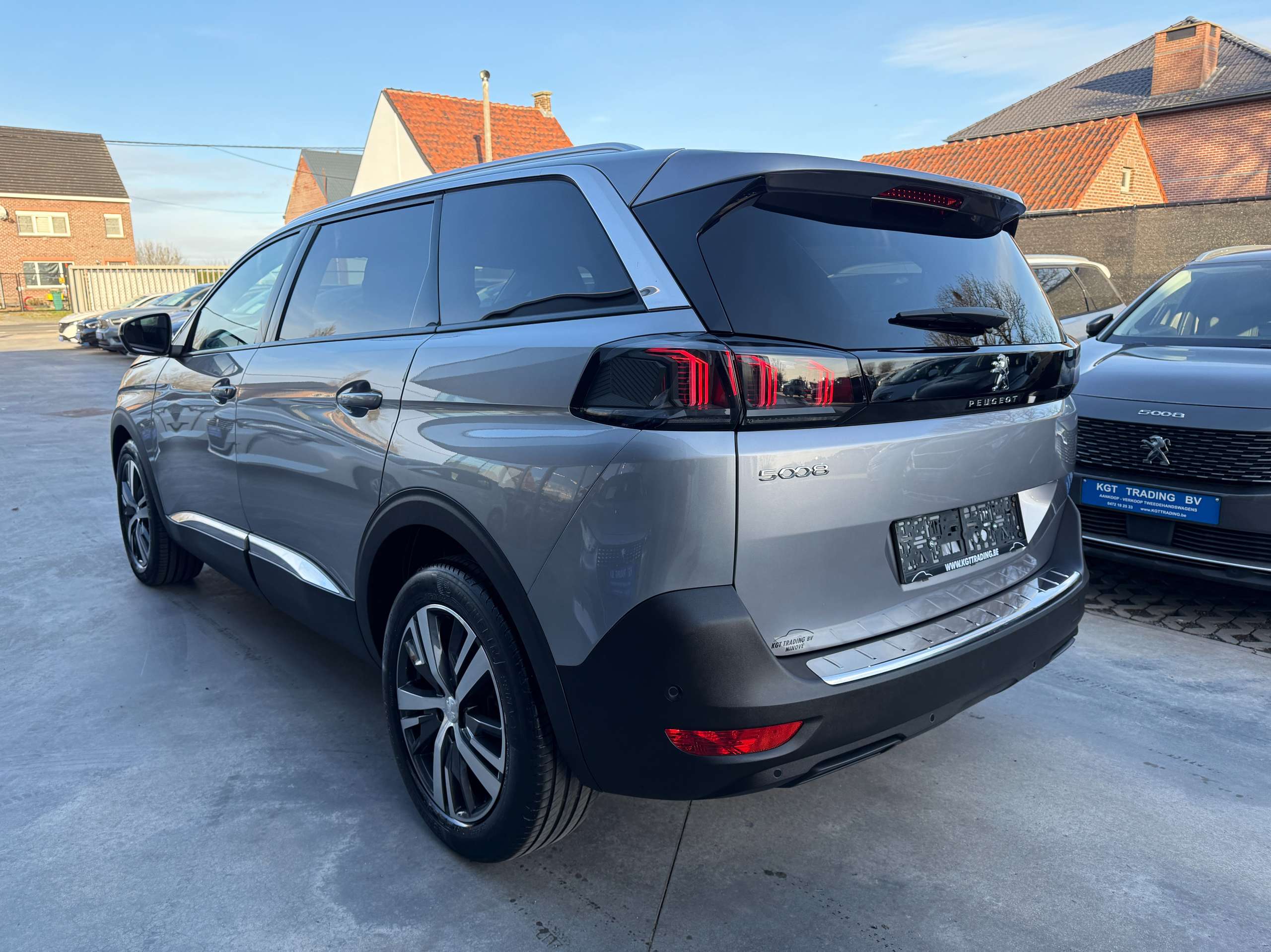d5f0bd5c-6122-4a1f-8ee9-593dcbd0fcdd7-peugeot-5008-1-2i-130pk-7-zetels-facelift-full-led-camera-leder.jpg