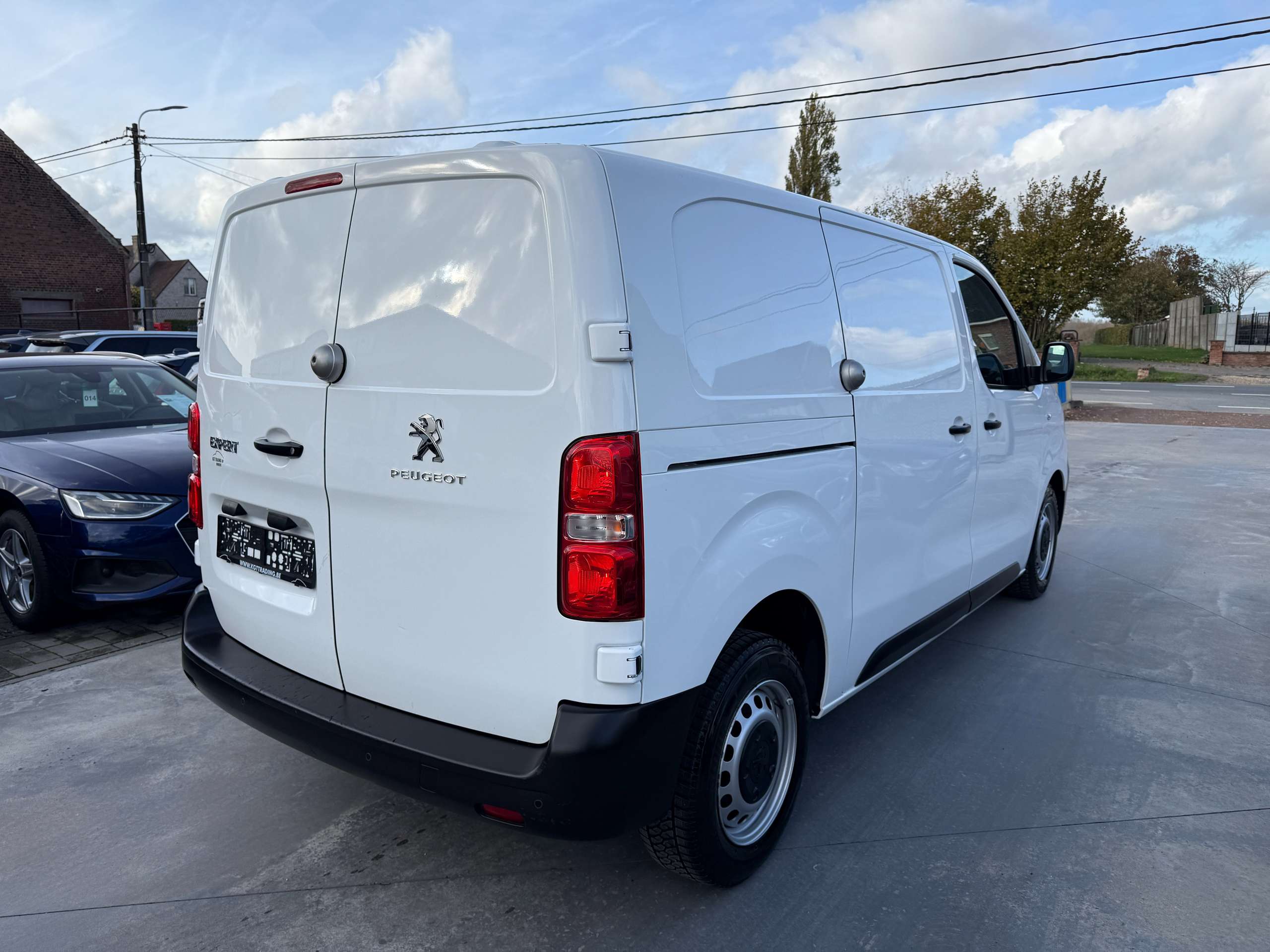d870a8a9-a79c-4e55-93a2-505f5298fc935-peugeot-expert-2-0-hdi-122pk-3-zit-navigatie-leder-carplay-pdc.jpg