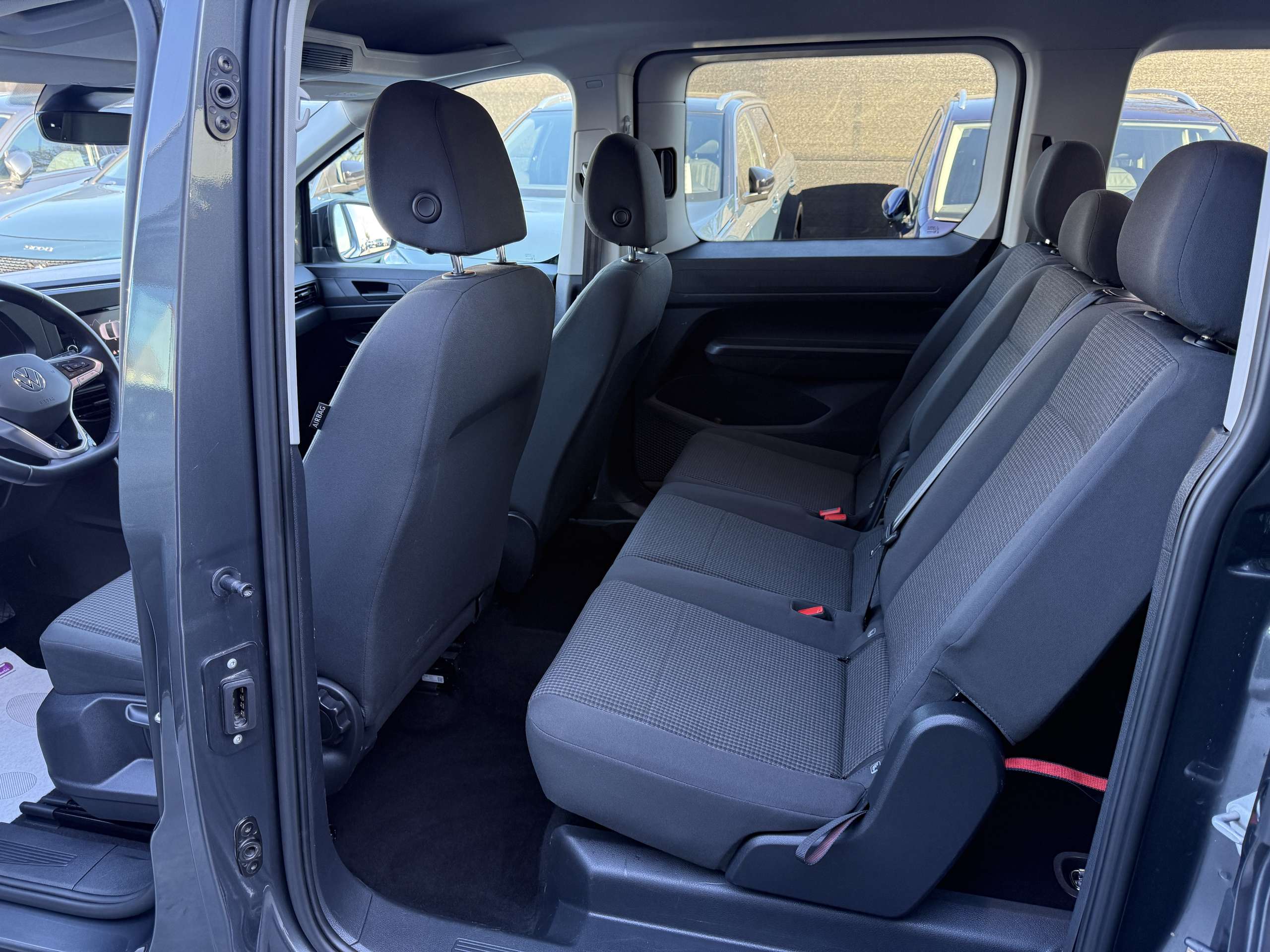 f7a6b290-1755-4480-bc24-24f5b083b63c23-volkswagen-caddy-2-0-tdi-maxi-7-zetels-carplay-bluetooth-pdc-va.jpg