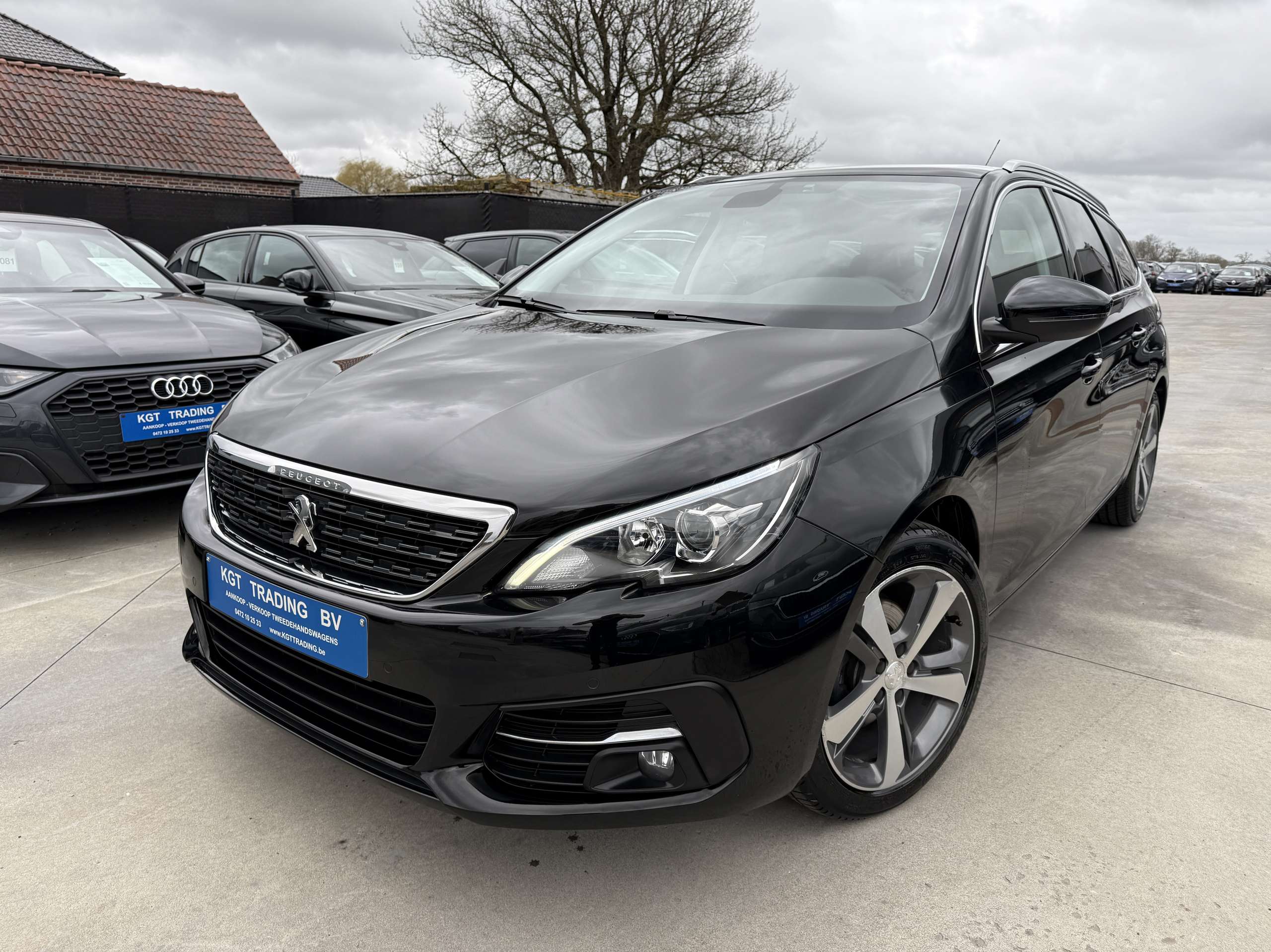 fcb79913-0995-437c-b95b-6ee9c74d218d1-peugeot-308-sw-1-2i-130pk-navi-leder-camera-pano-dak-carplay.jpg