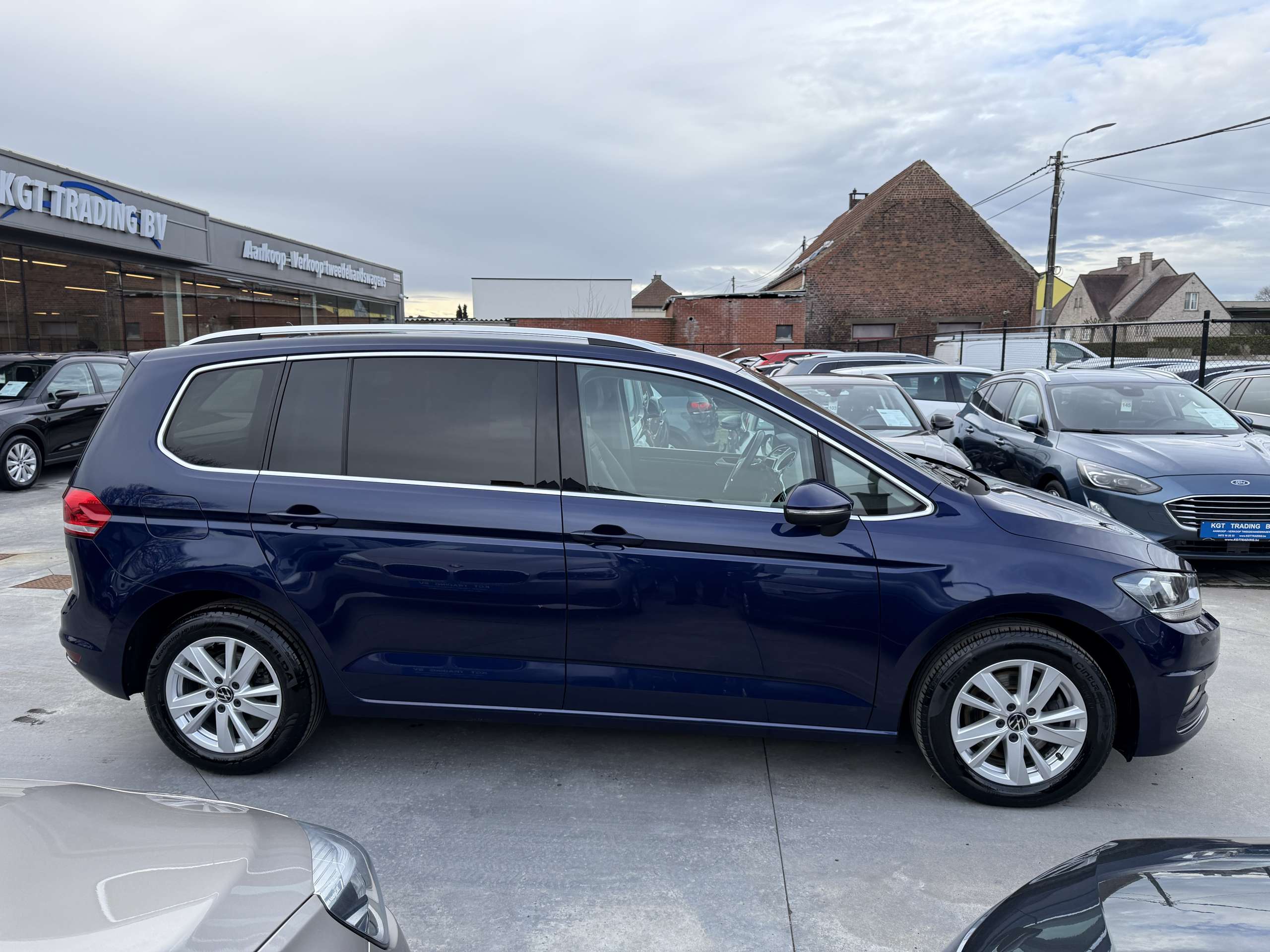 fd47ca6b-3d89-4ea4-958a-78f3a4fee92f4-volkswagen-touran-1-5-tsi-highline-7-zit-navigatie-zwart-leder-camer.jpg
