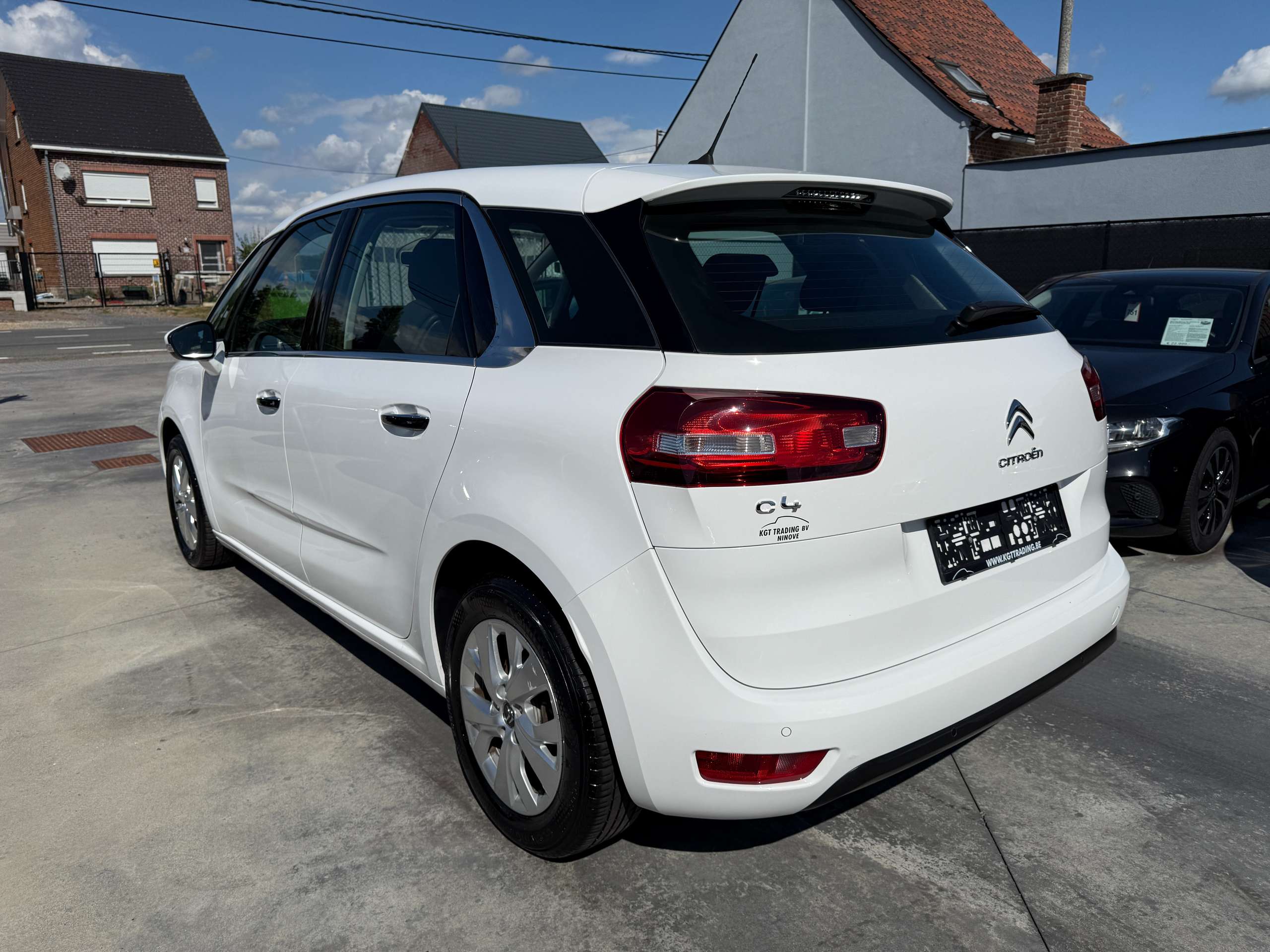 44e7bae3-294f-4853-95eb-26e8ed9c0f657-citroen-c4-picasso-1-2i-130pk-navigatie-bluetooth-pdc-led-carpass.jpg