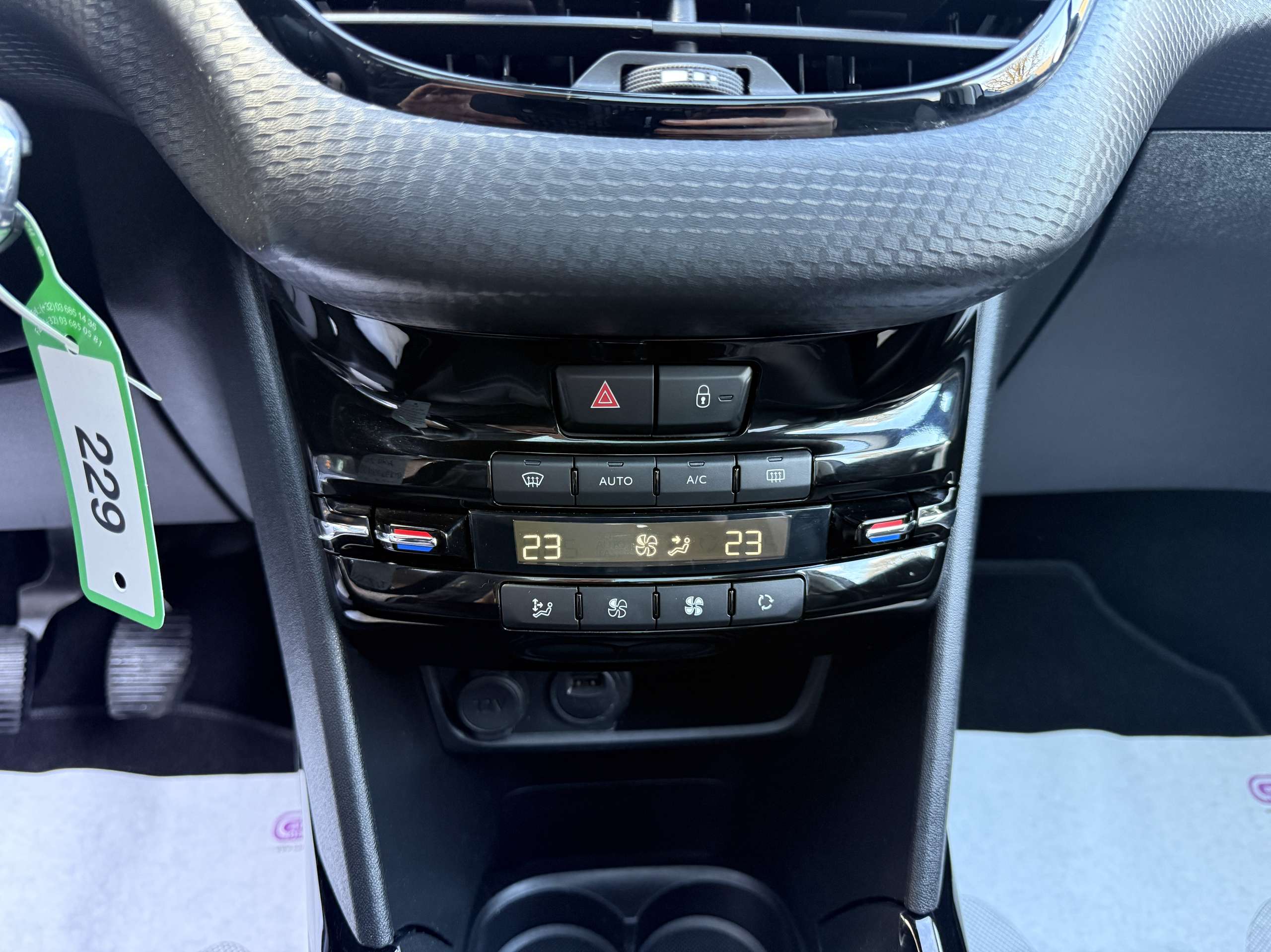 6ae04cfe-0f79-406f-82c6-be39714e0b5919-peugeot-2008-1-2i-allure-navigatie-pano-dak-camera-carplay-lede.jpg