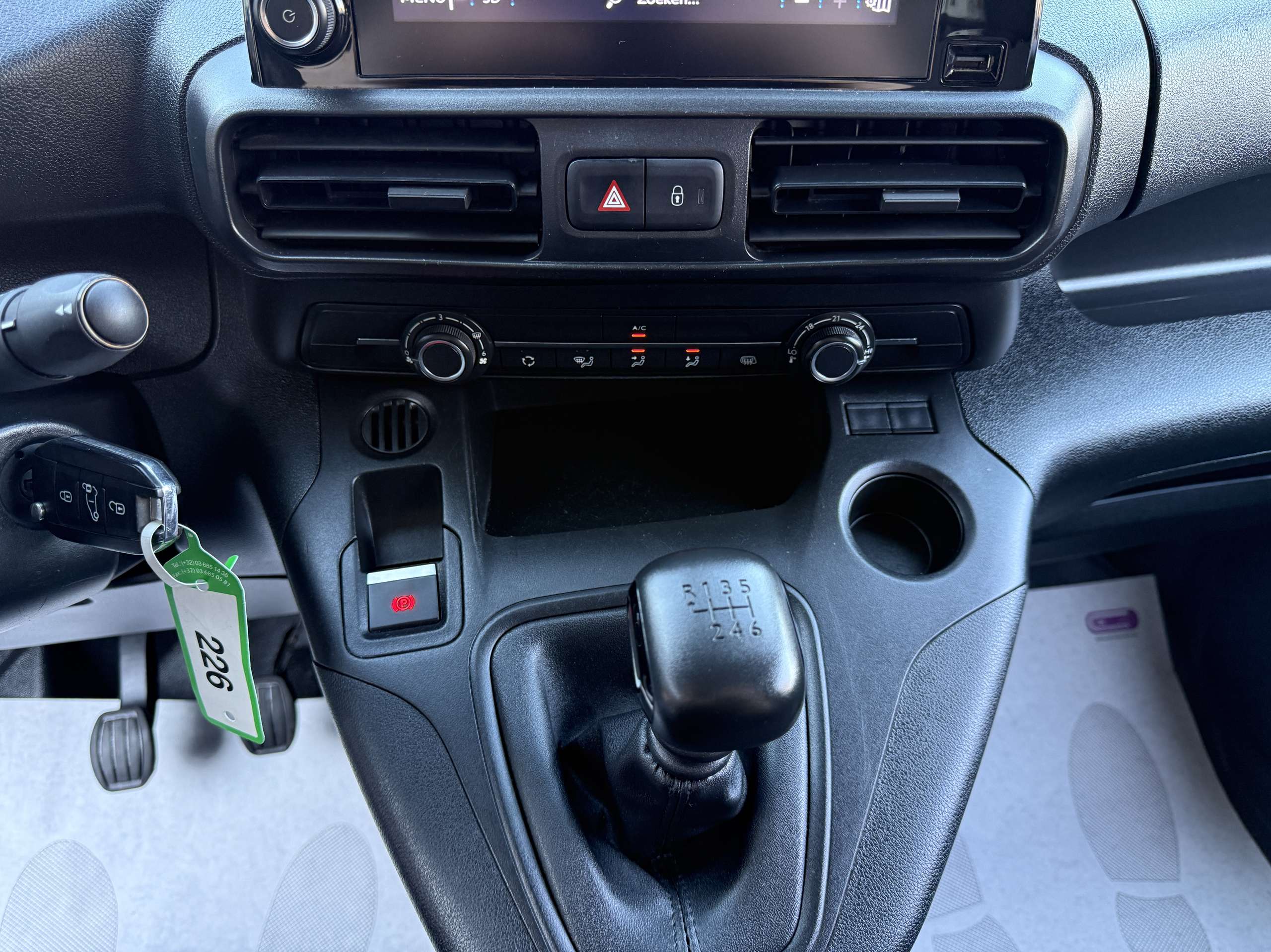 7621dc6b-ba0a-4683-8921-a192148c157d32-peugeot-partner-1-5-bluehdi-xl-l2-3-zit-navi-pdc-carplay-dak-rek.jpg