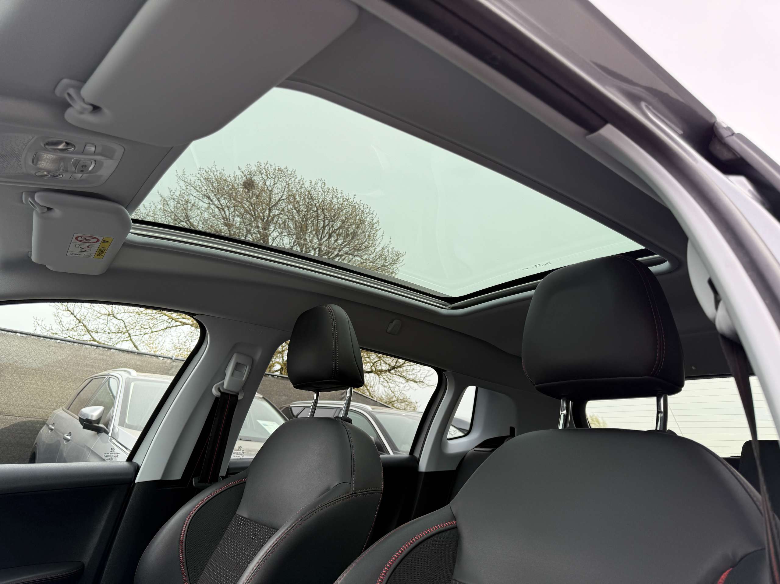 8aac3503-bf31-488d-a414-ebad05a0ec6015-peugeot-2008-1-2i-110pk-gt-line-pano-dak-leder-carplay-alu-led.jpg