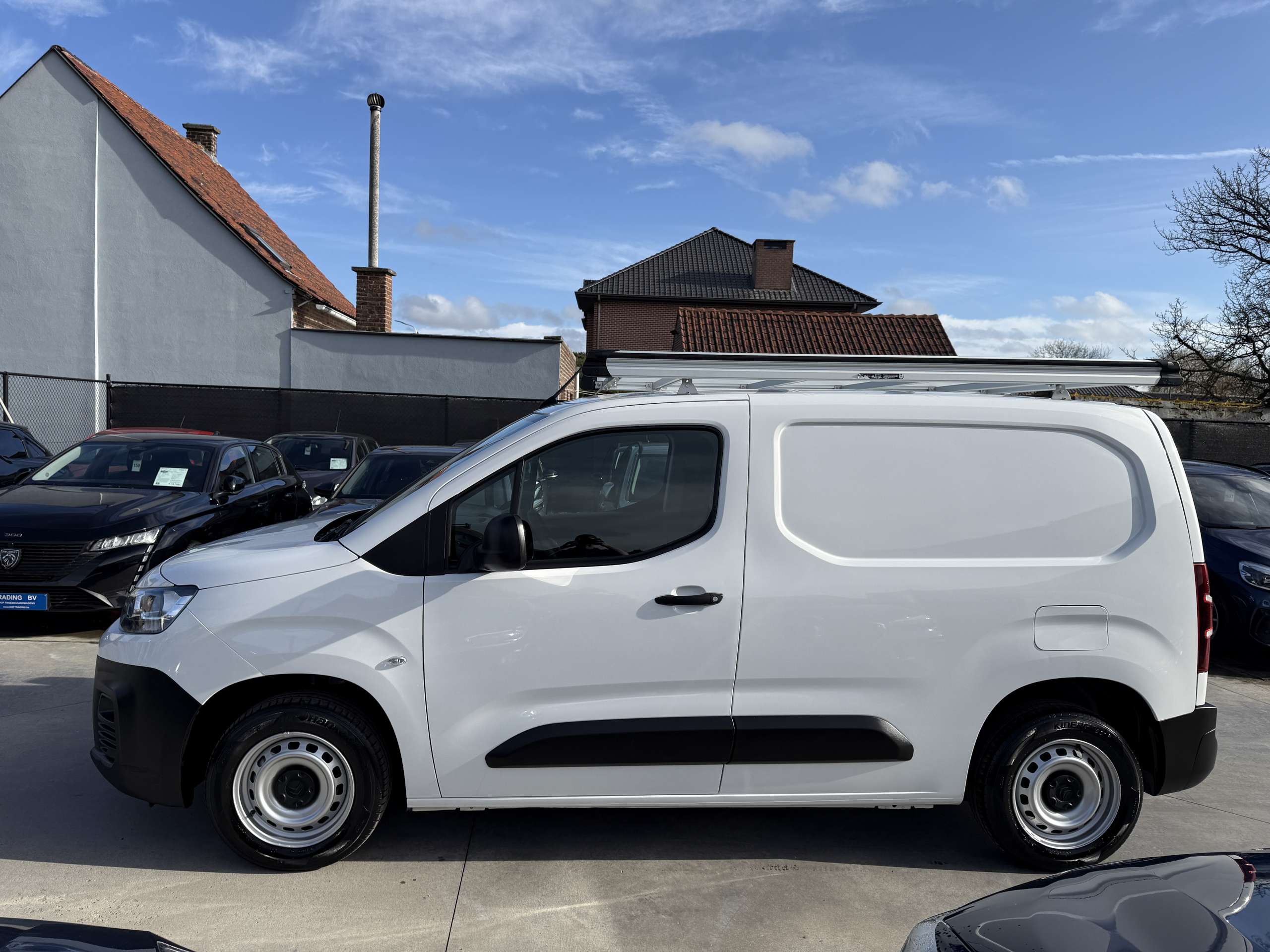 a25b59a9-662f-4f91-83c5-7b55d8d8740b8-citroen-berlingo-1-2i-110pk-dakrek-bluetooth-dab-parkeersensoren.jpg