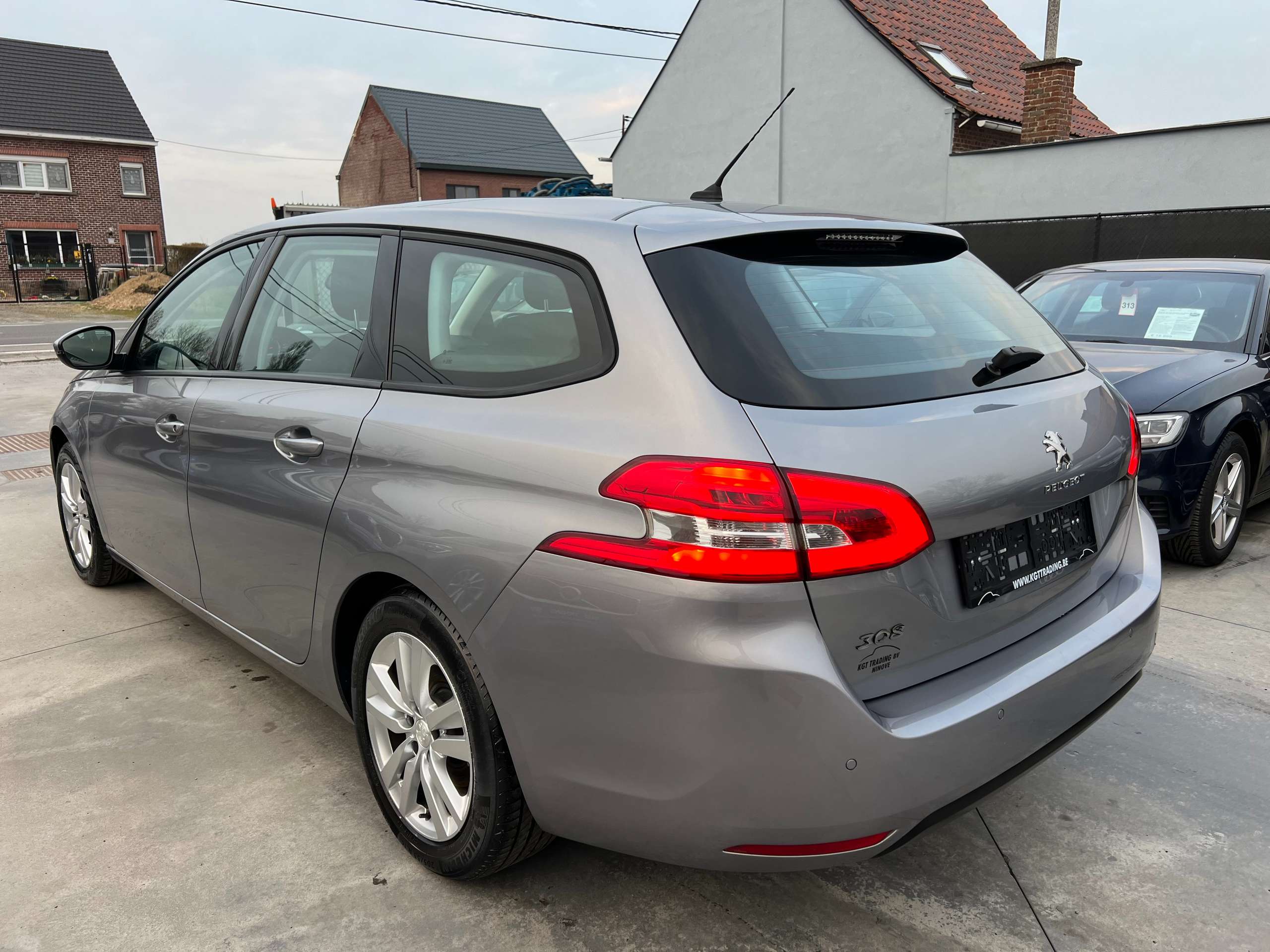 a326d111-0b88-45dd-8a32-d81092801a207-peugeot-308-sw-1-2i-puretech-navigatie-carplay-bluetooth-led.jpg