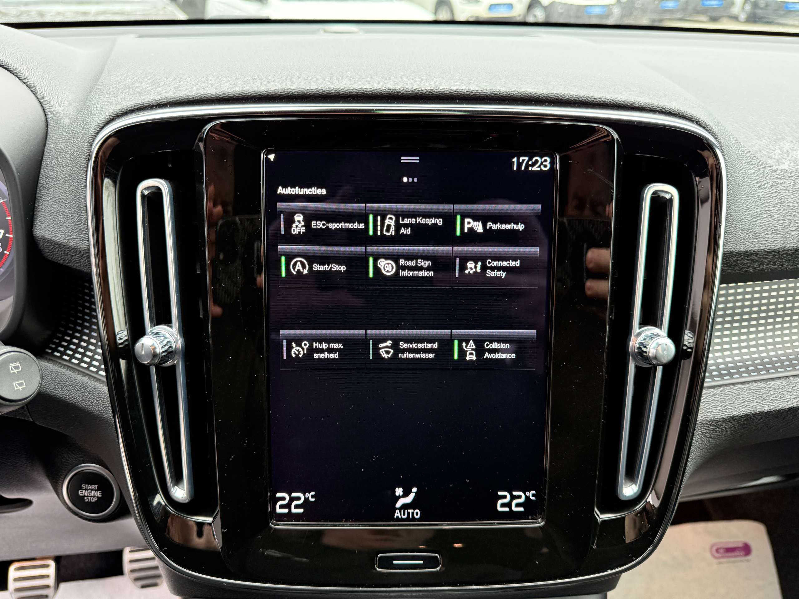 c12bcabc-3f44-41b2-8f3b-063da3370c9120-volvo-xc40-1-5-t2-r-design-navigatie-leder-full-led-carplay.jpg