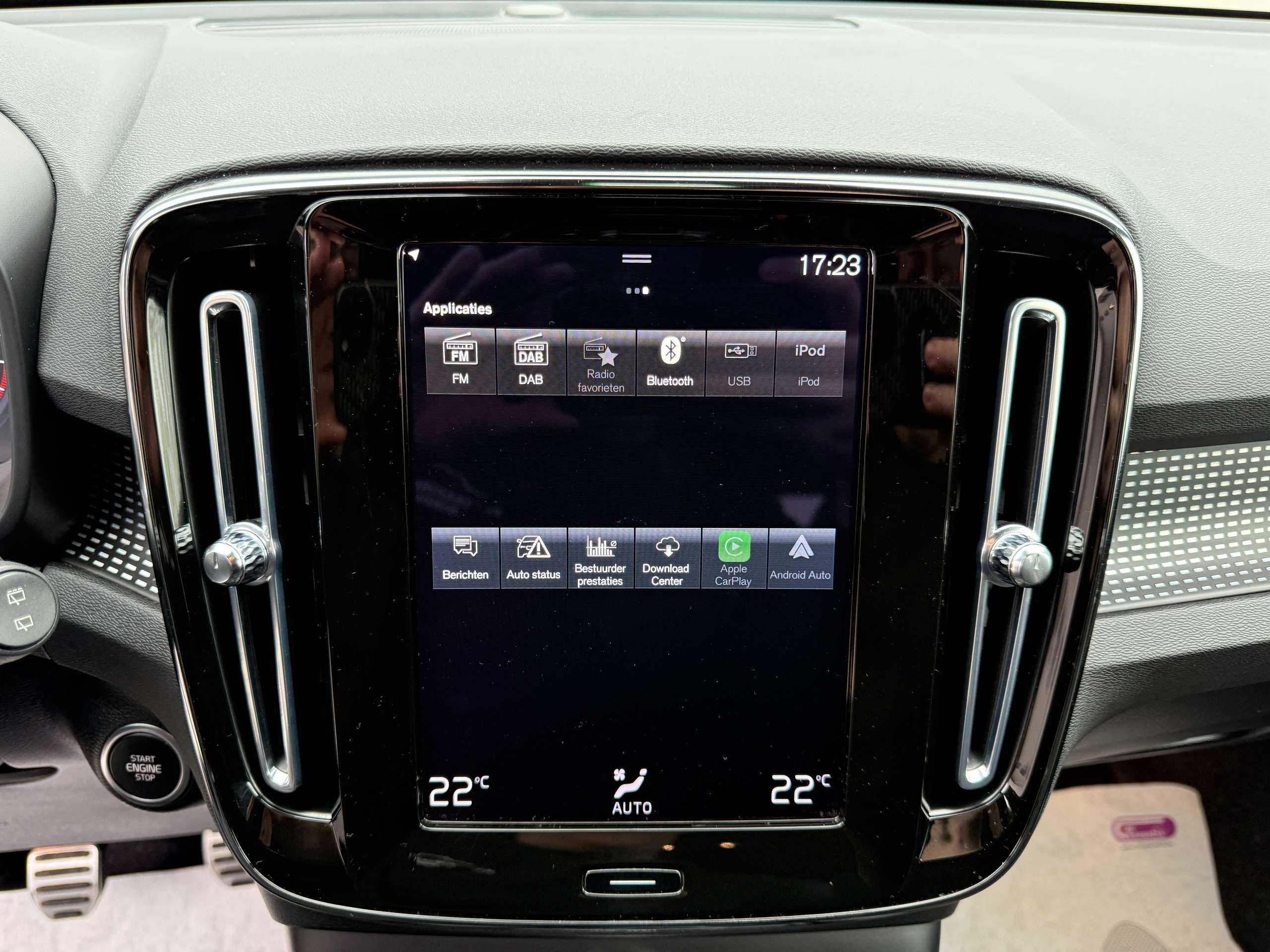 c12bcabc-3f44-41b2-8f3b-063da3370c9121-volvo-xc40-1-5-t2-r-design-navigatie-leder-full-led-carplay.jpg