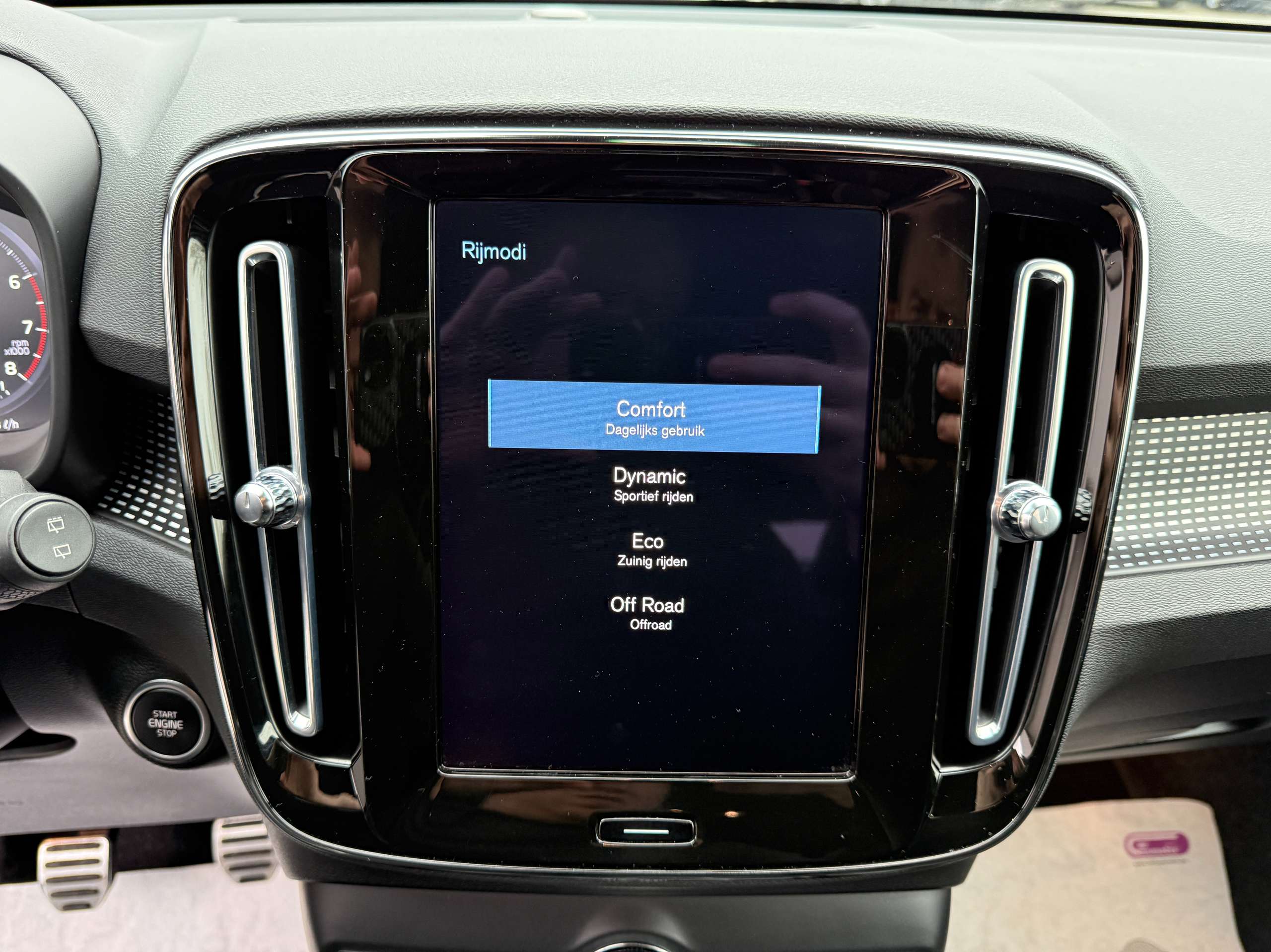 c12bcabc-3f44-41b2-8f3b-063da3370c9124-volvo-xc40-1-5-t2-r-design-navigatie-leder-full-led-carplay.jpg