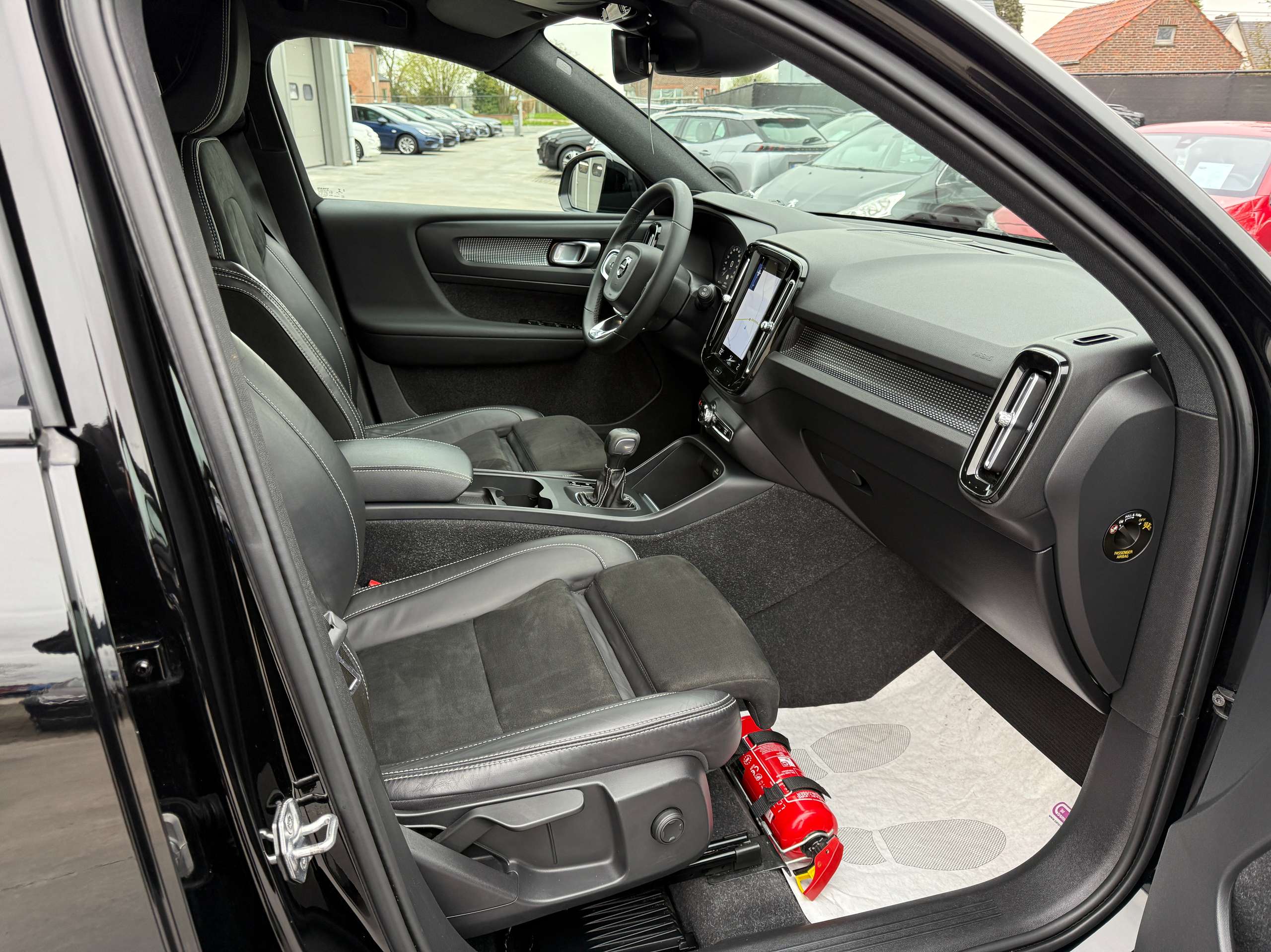 c12bcabc-3f44-41b2-8f3b-063da3370c9125-volvo-xc40-1-5-t2-r-design-navigatie-leder-full-led-carplay.jpg