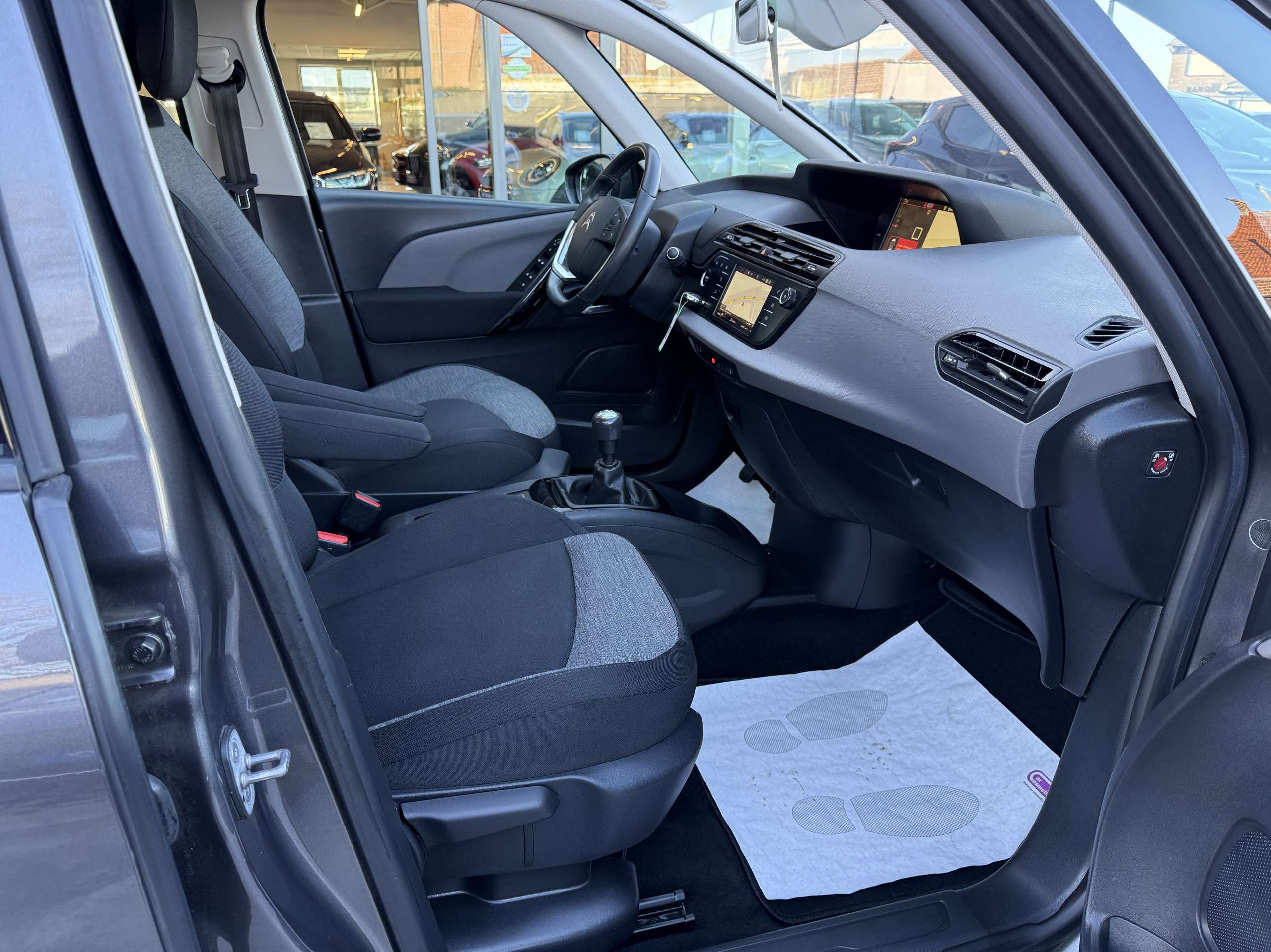 d3dfb57f-58f7-47e9-9c14-e92230c0311124-citroen-grand-c4-spacetourer-1-2i-130pk-7-zetels-facelift-camera-navi-carplay.jpg