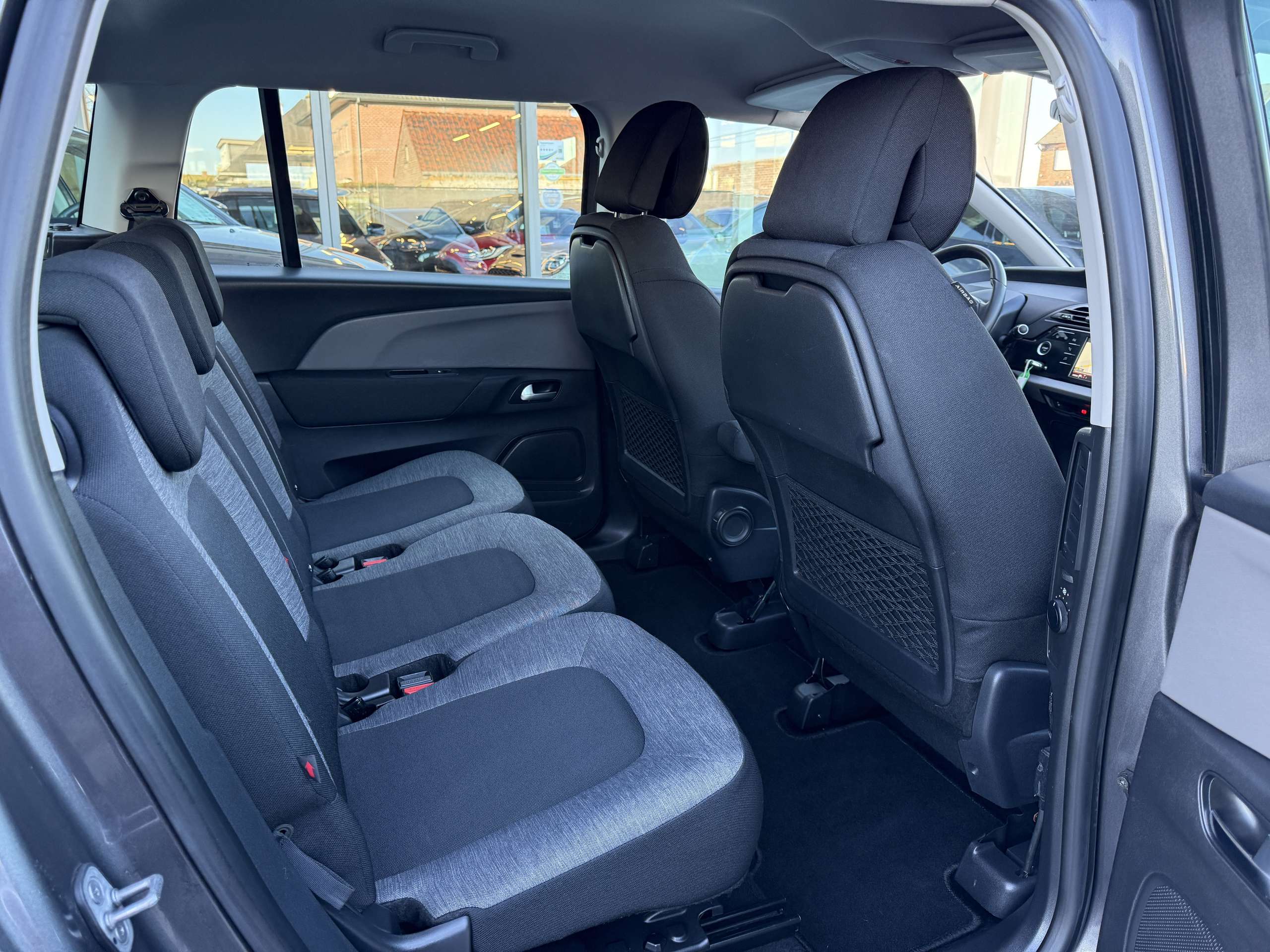 d3dfb57f-58f7-47e9-9c14-e92230c0311126-citroen-grand-c4-spacetourer-1-2i-130pk-7-zetels-facelift-camera-navi-carplay.jpg