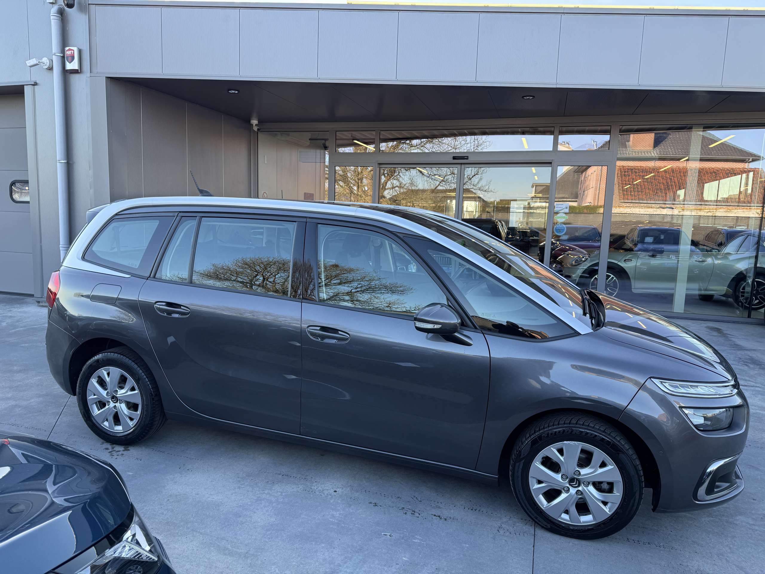 d3dfb57f-58f7-47e9-9c14-e92230c031114-citroen-grand-c4-spacetourer-1-2i-130pk-7-zetels-facelift-camera-navi-carplay.jpg