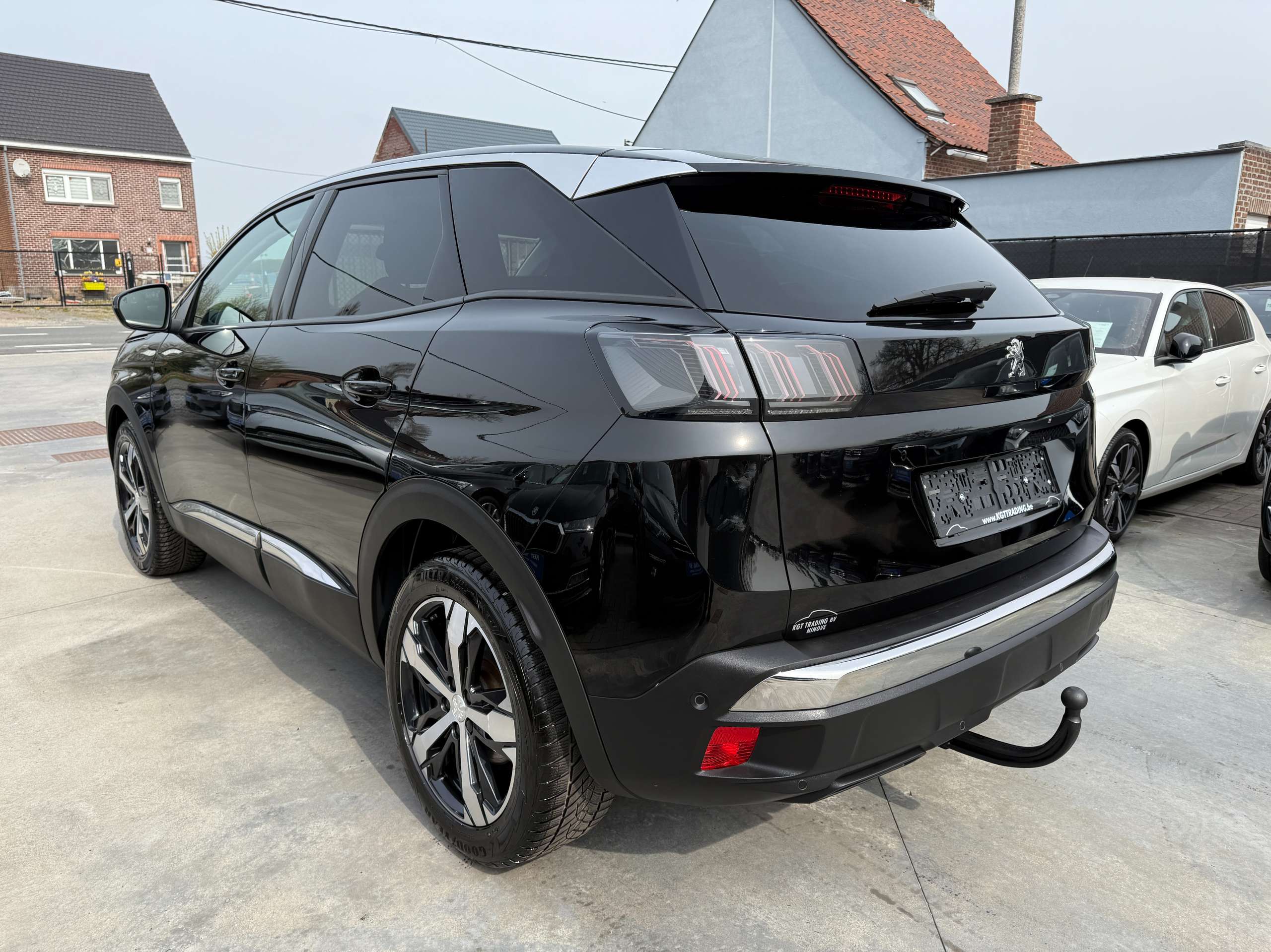 d6f4c507-aad5-406e-902a-844d9097f9bb7-peugeot-3008-1-2i-facelift-navigatie-full-led-zwart-leder-camer.jpg