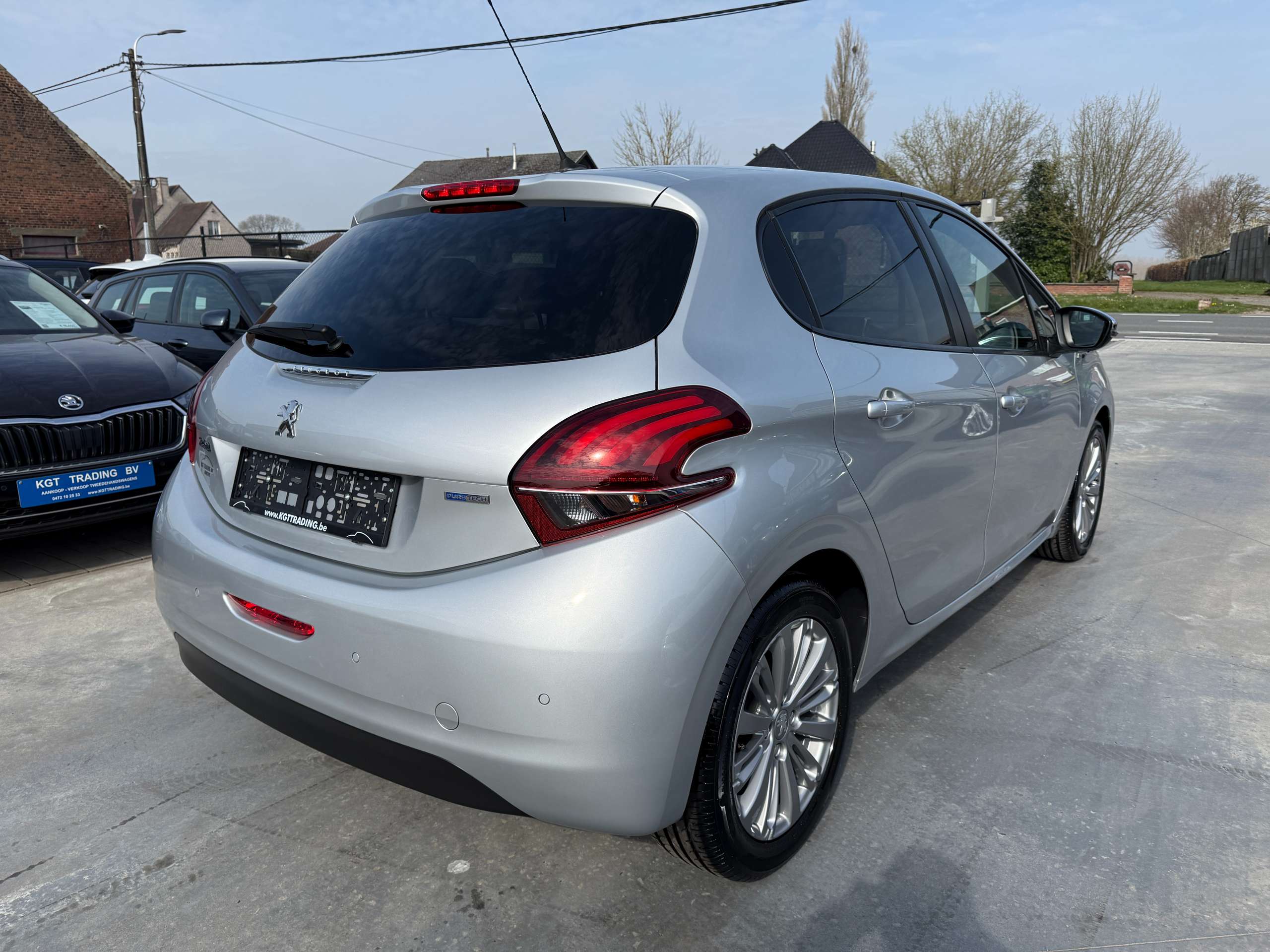 df6ea881-285d-4bca-95d3-48294ed715d75-peugeot-208-1-2i-puretech-82pk-navigatie-bluetooth-pdc-led-alu.jpg