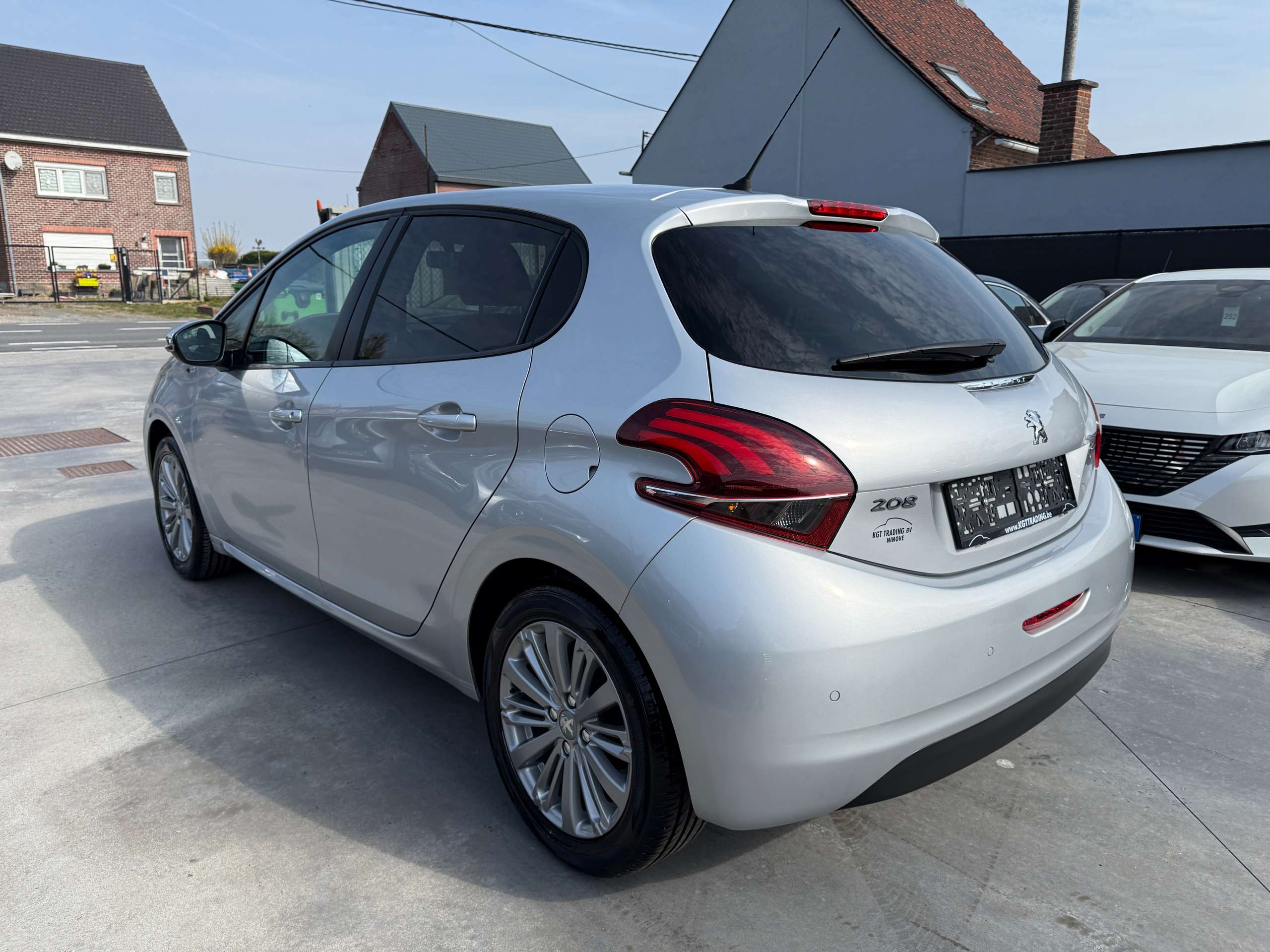 df6ea881-285d-4bca-95d3-48294ed715d77-peugeot-208-1-2i-puretech-82pk-navigatie-bluetooth-pdc-led-alu.jpg
