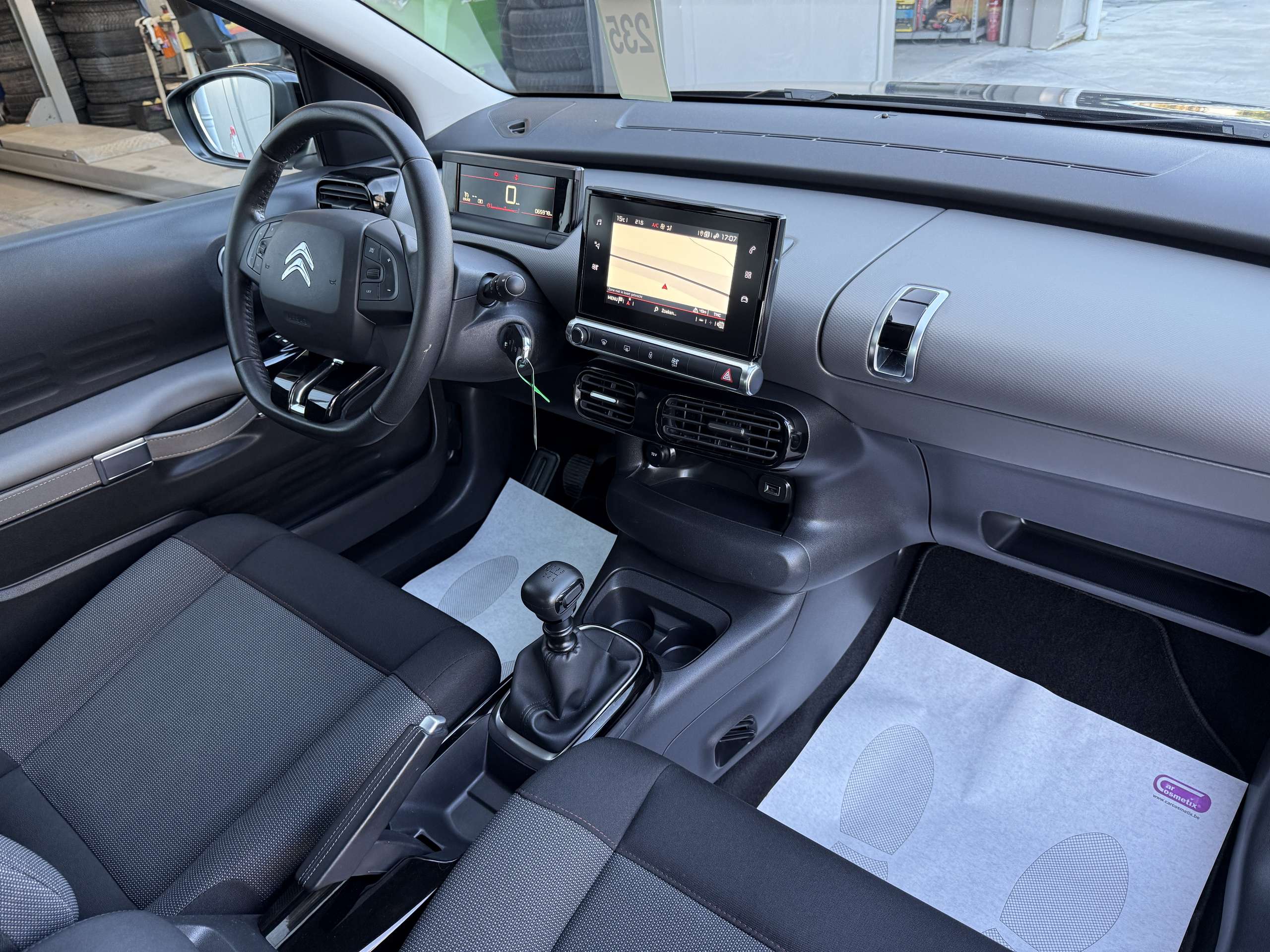 e040b4b9-d798-40f9-952c-12ba744f9d6b26-citroen-c4-cactus-1-2i-110pk-navigatie-camera-carplay-pdc-led-alu.jpg