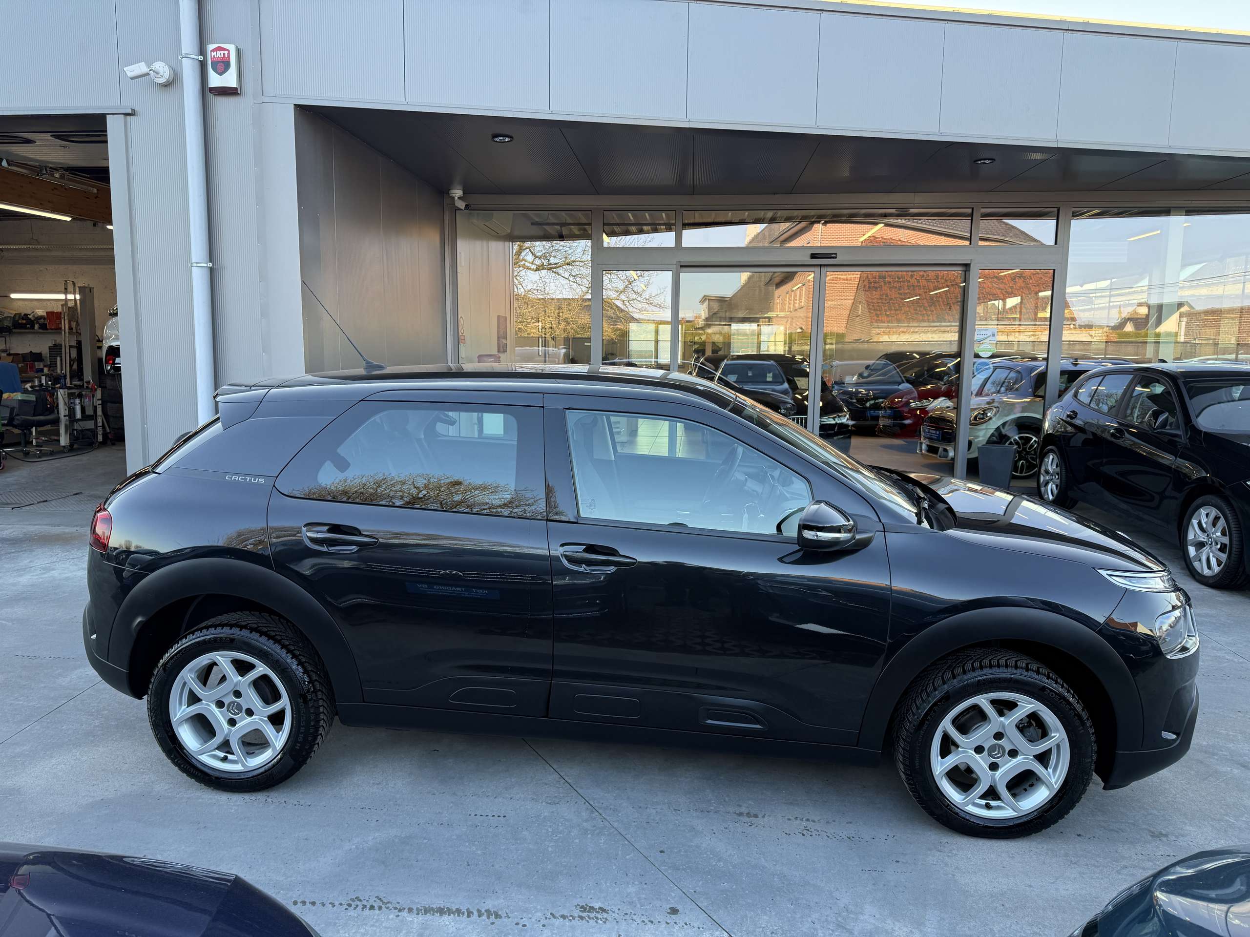 e040b4b9-d798-40f9-952c-12ba744f9d6b4-citroen-c4-cactus-1-2i-110pk-navigatie-camera-carplay-pdc-led-alu.jpg