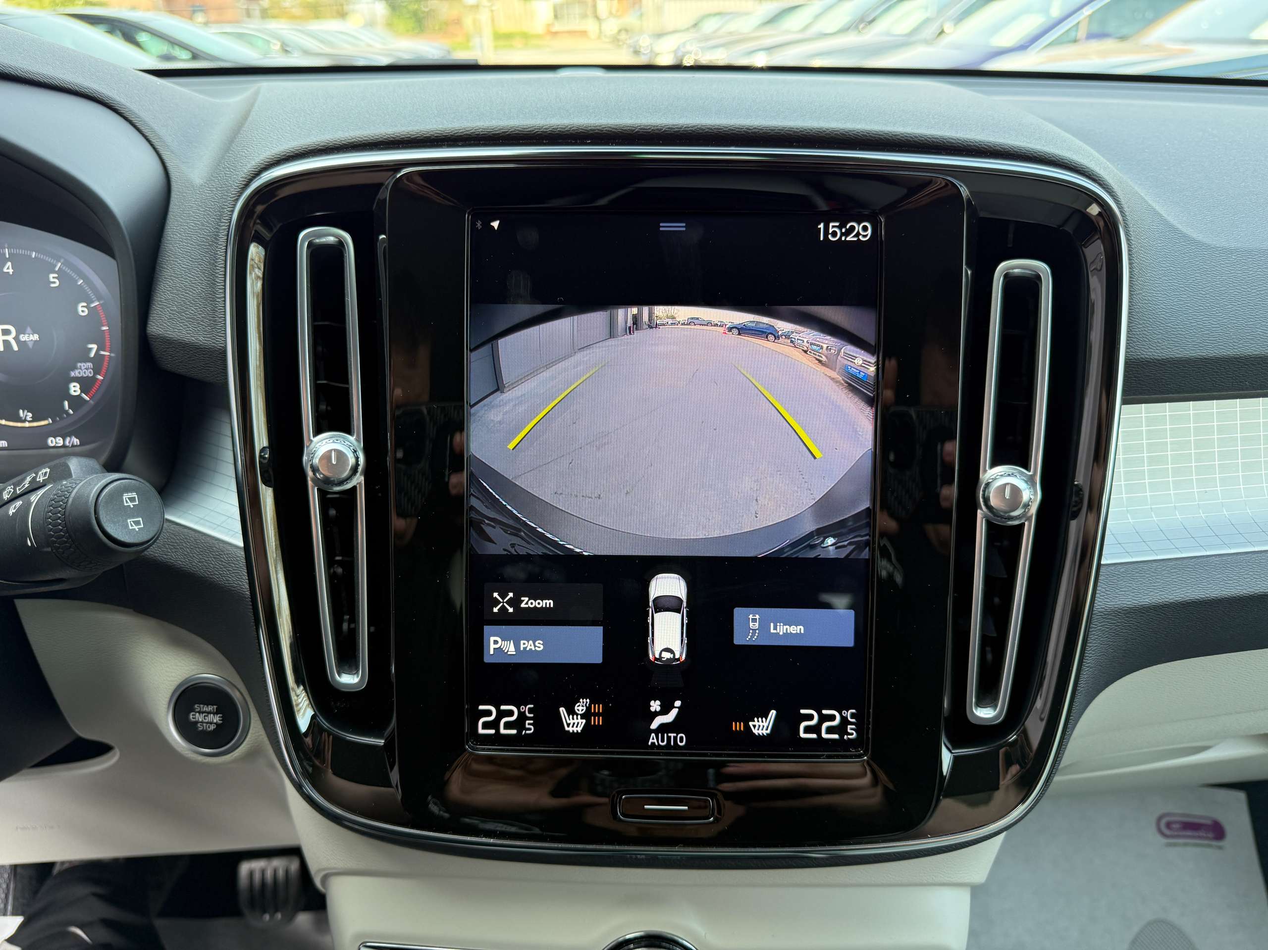 e06eb39f-9a5b-494d-b851-3378c13c9bb721-volvo-xc40-1-5-t2-navigatie-camera-carplay-leder-full-led-pdc.jpg