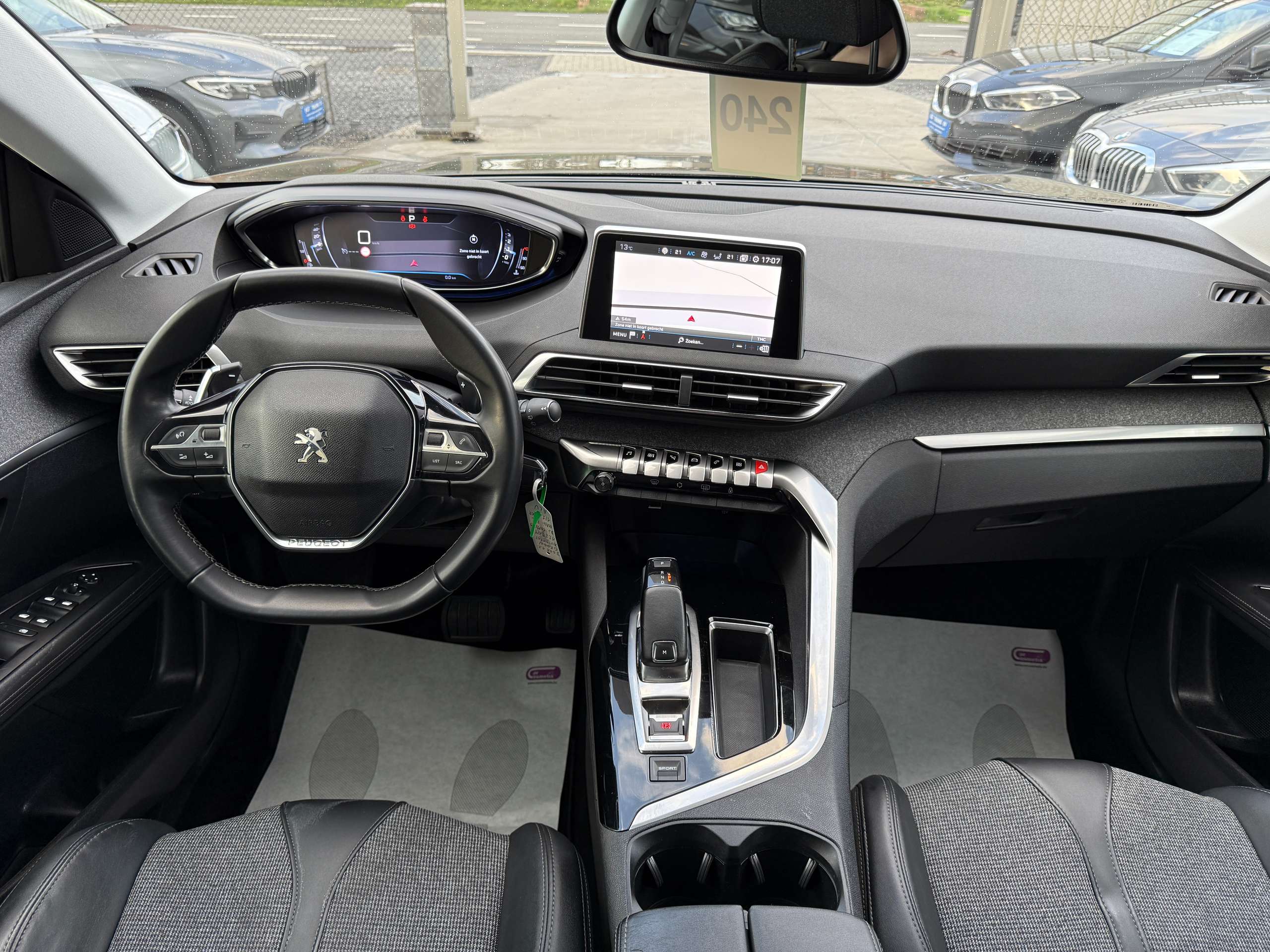 f66de6de-b0d5-4dd3-bd70-623ae3e7d4ad26-peugeot-3008-1-2i-130pk-automaat-navi-leder-carplay-lane-assist.jpg