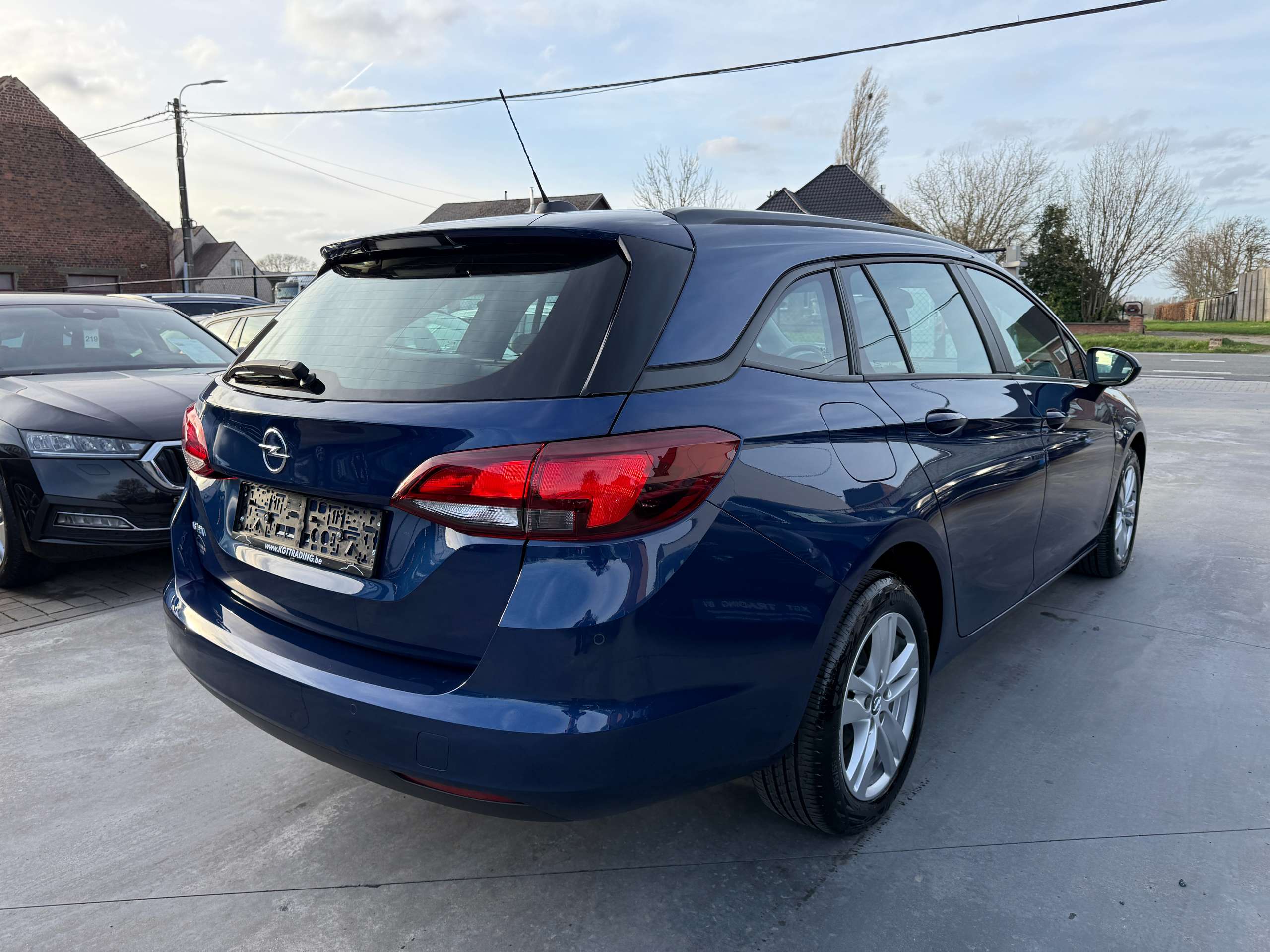 fe10b170-ddf5-45a8-8b8d-4abf096cd01b5-opel-astra-1-2i-tourer-navigatie-carplay-full-led-pdc-alu.jpg