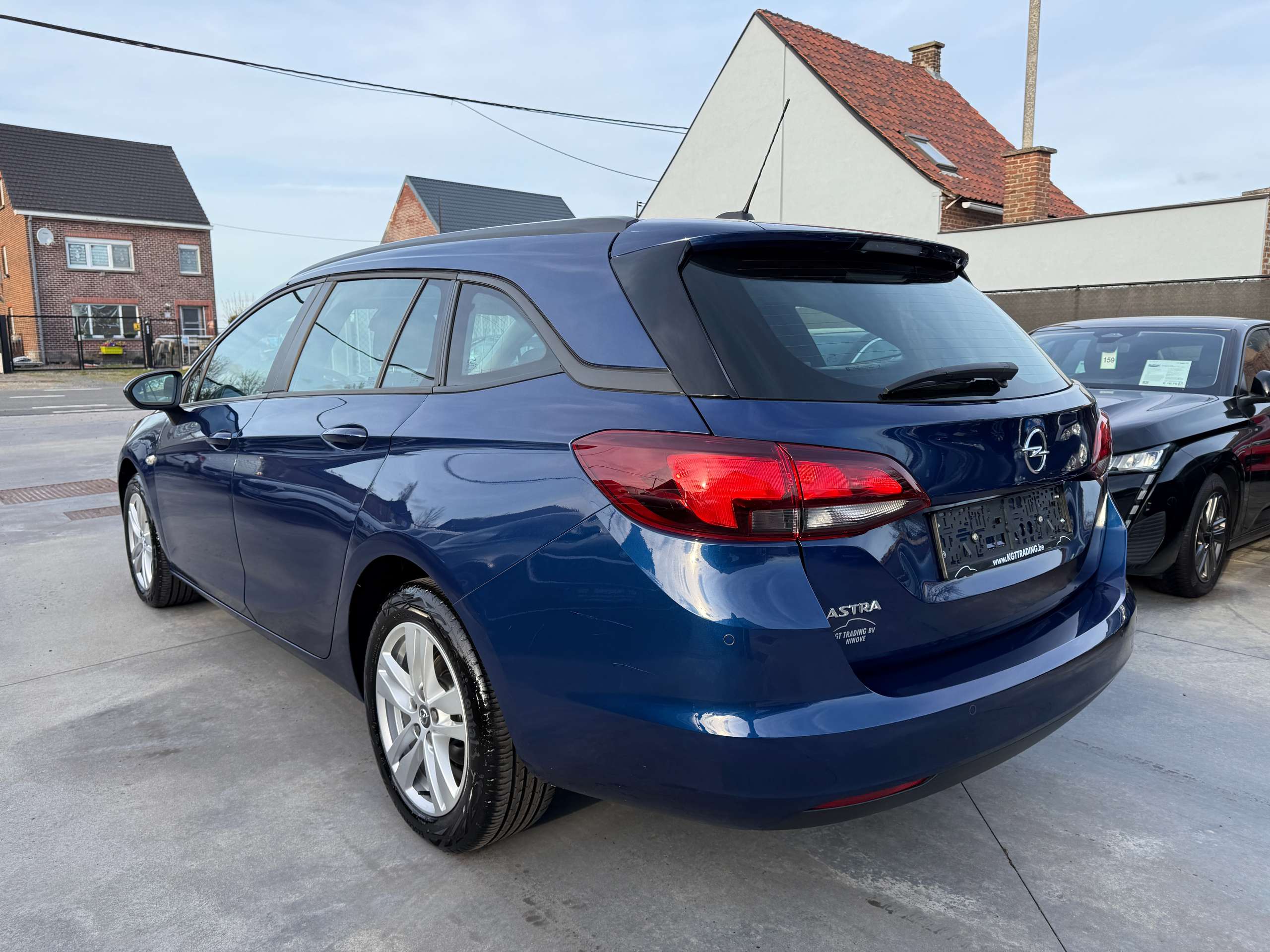 fe10b170-ddf5-45a8-8b8d-4abf096cd01b7-opel-astra-1-2i-tourer-navigatie-carplay-full-led-pdc-alu.jpg
