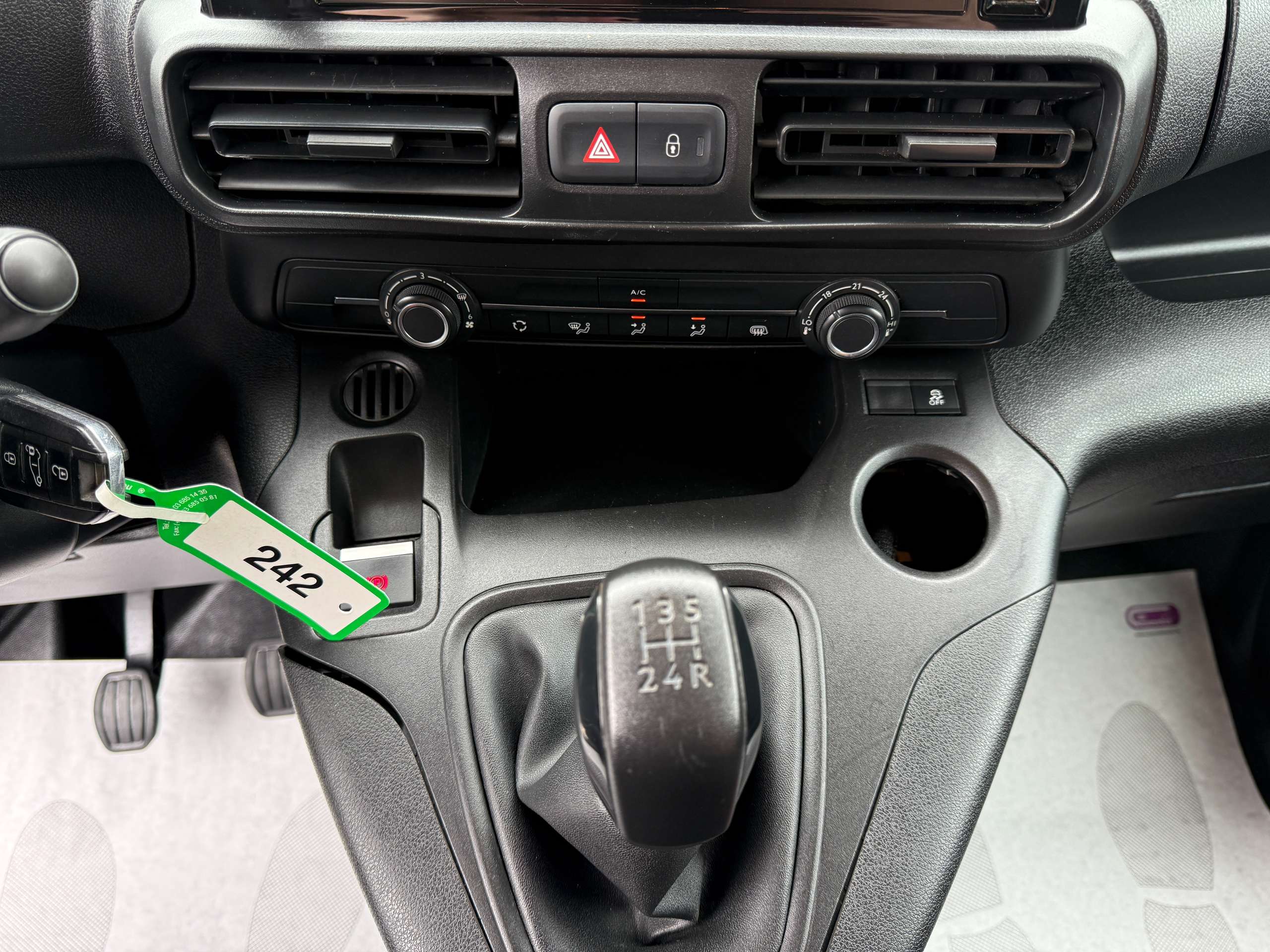 246cd2a5-fc54-4eed-bb88-ac2c261a23bf19-peugeot-partner-1-5-bluehdi-navigatie-pdc-carplay-dab-bluetooth.jpg