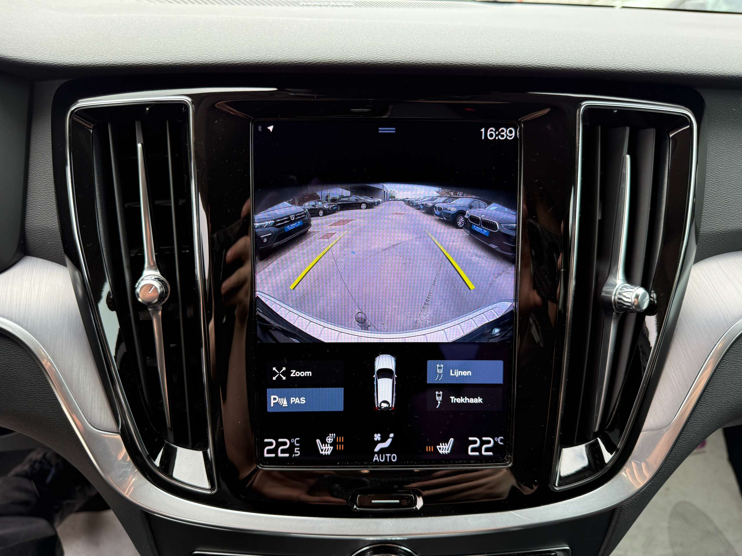 28841156-7ce6-42fa-81c2-271e04c2e6c222-volvo-v60-2-0-b3-automaat-navigatie-harman-kardon-camera-carplay-led.jpg