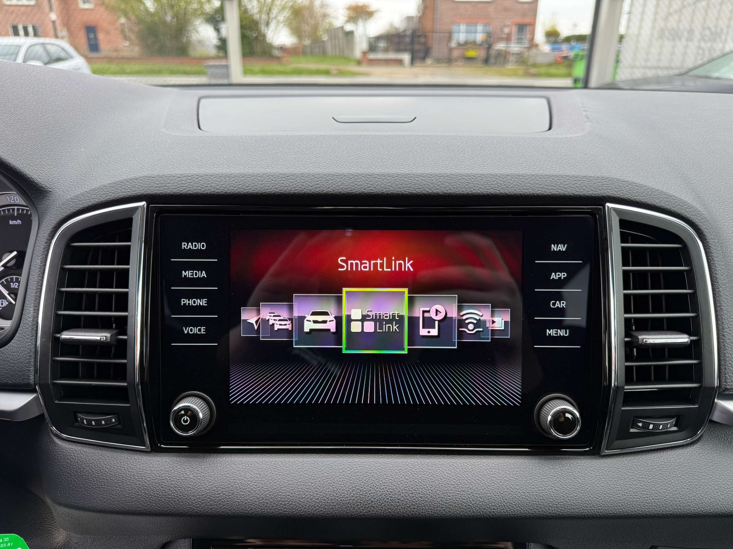 41d2cac5-14ae-4105-9c6f-2d4cf047822124-skoda-karoq-1-0-tsi-115pk-navigatie-camera-carplay-bluetooth-pdc.jpg