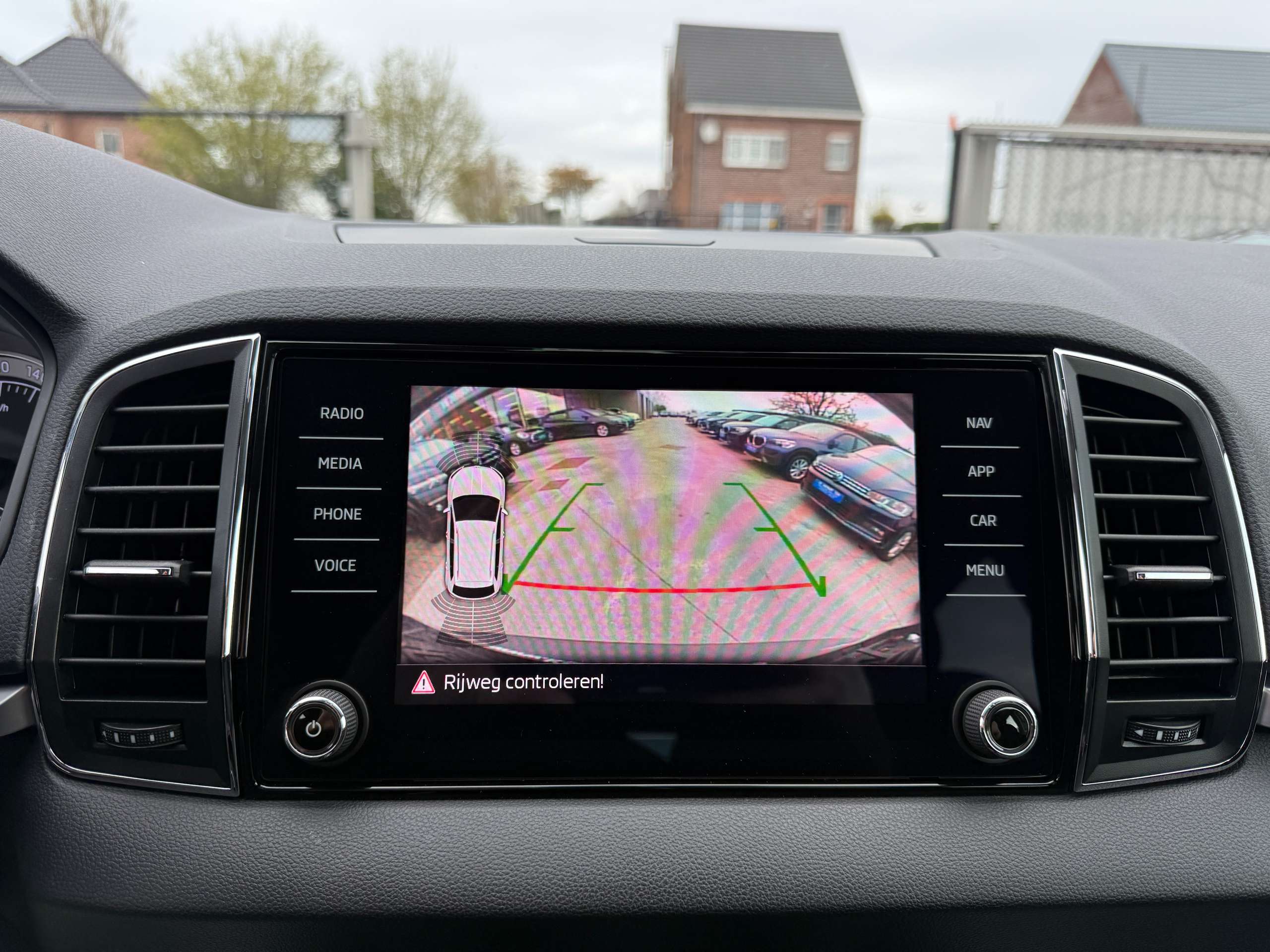 41d2cac5-14ae-4105-9c6f-2d4cf047822127-skoda-karoq-1-0-tsi-115pk-navigatie-camera-carplay-bluetooth-pdc.jpg