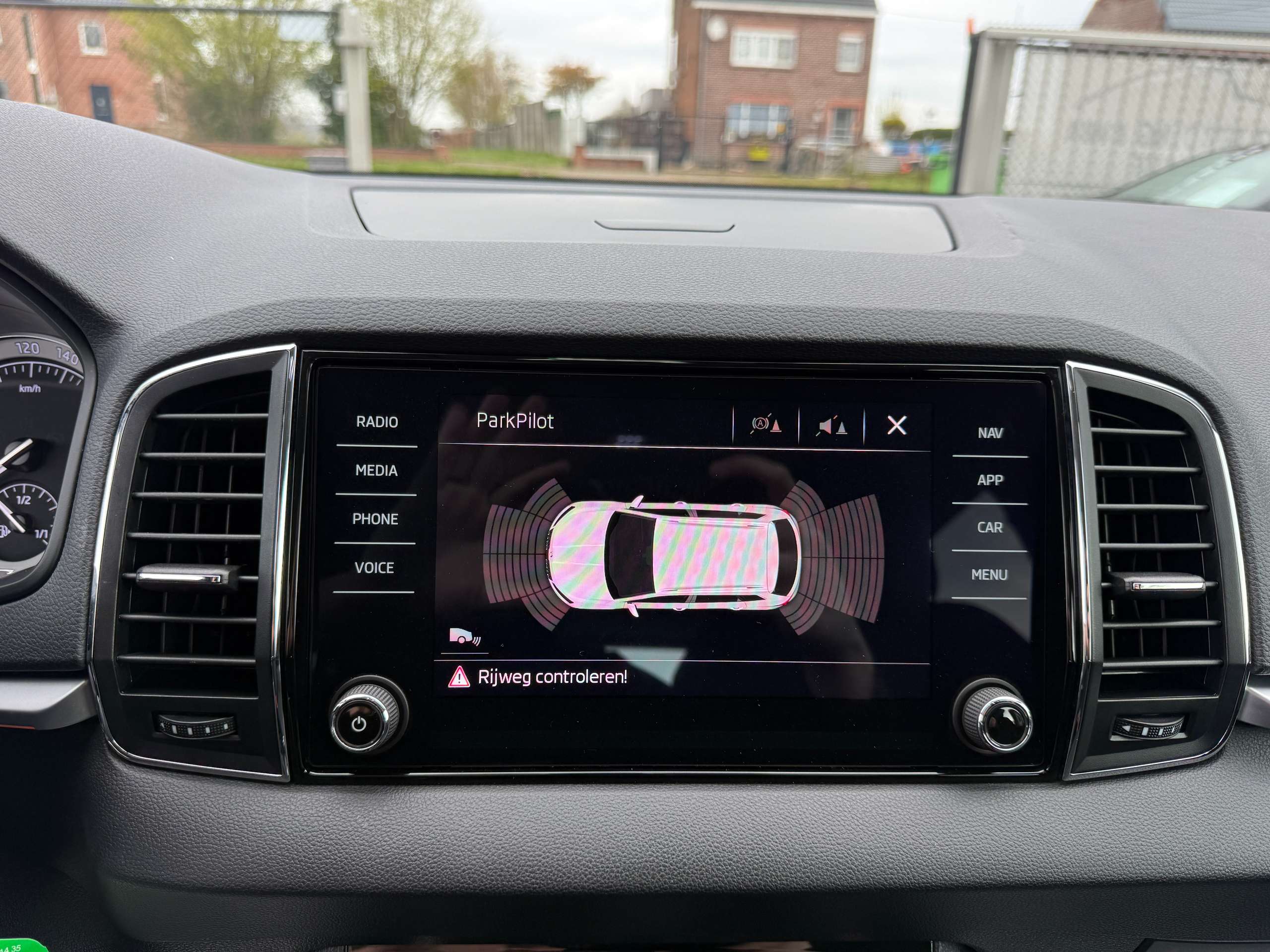 41d2cac5-14ae-4105-9c6f-2d4cf047822128-skoda-karoq-1-0-tsi-115pk-navigatie-camera-carplay-bluetooth-pdc.jpg
