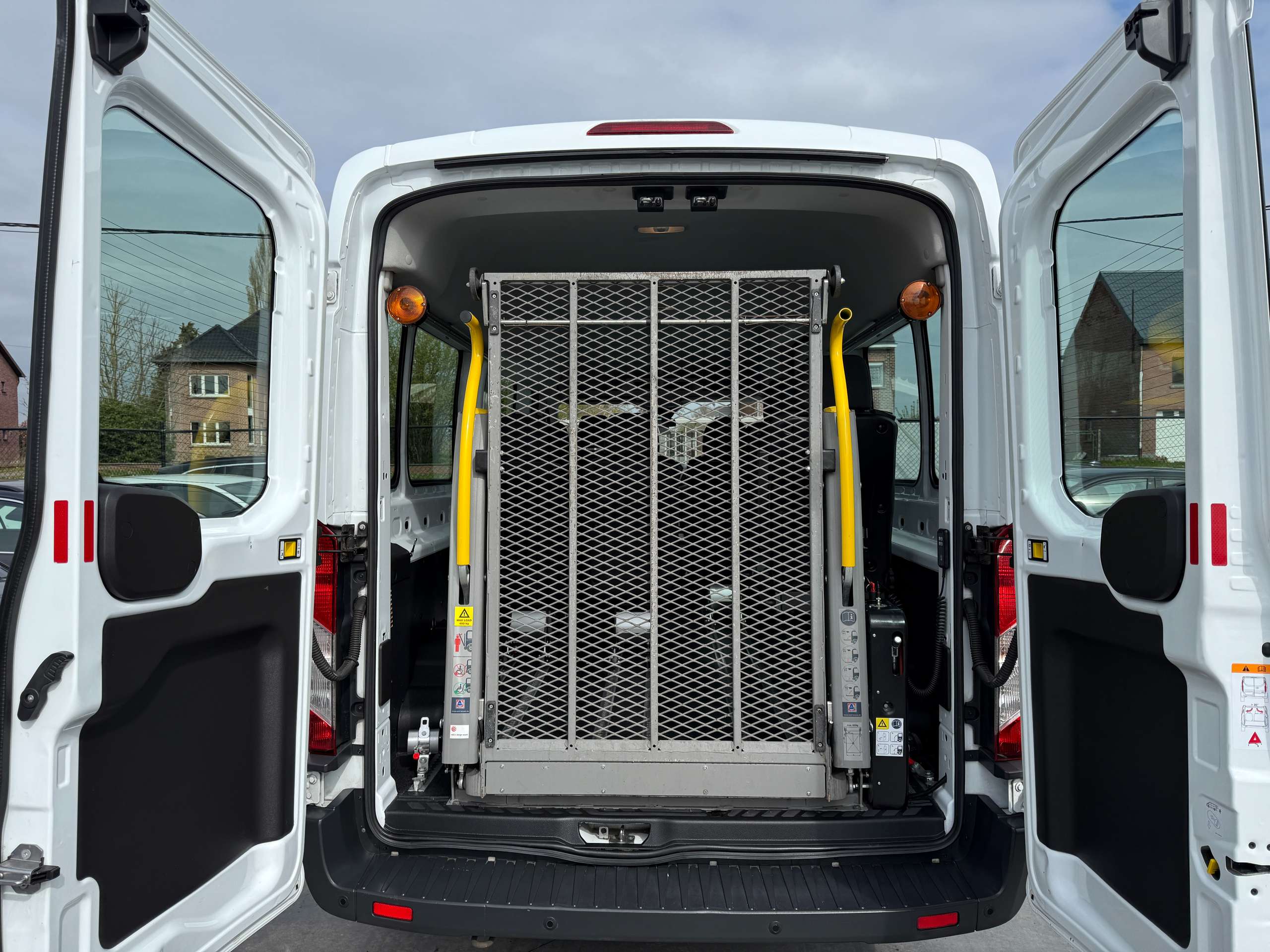 48afd479-b8b3-450a-9de8-65c8f616976b12-ford-transit-2-0-tdci-rolstoellift-navigatie-camera-pdc-carplay.jpg