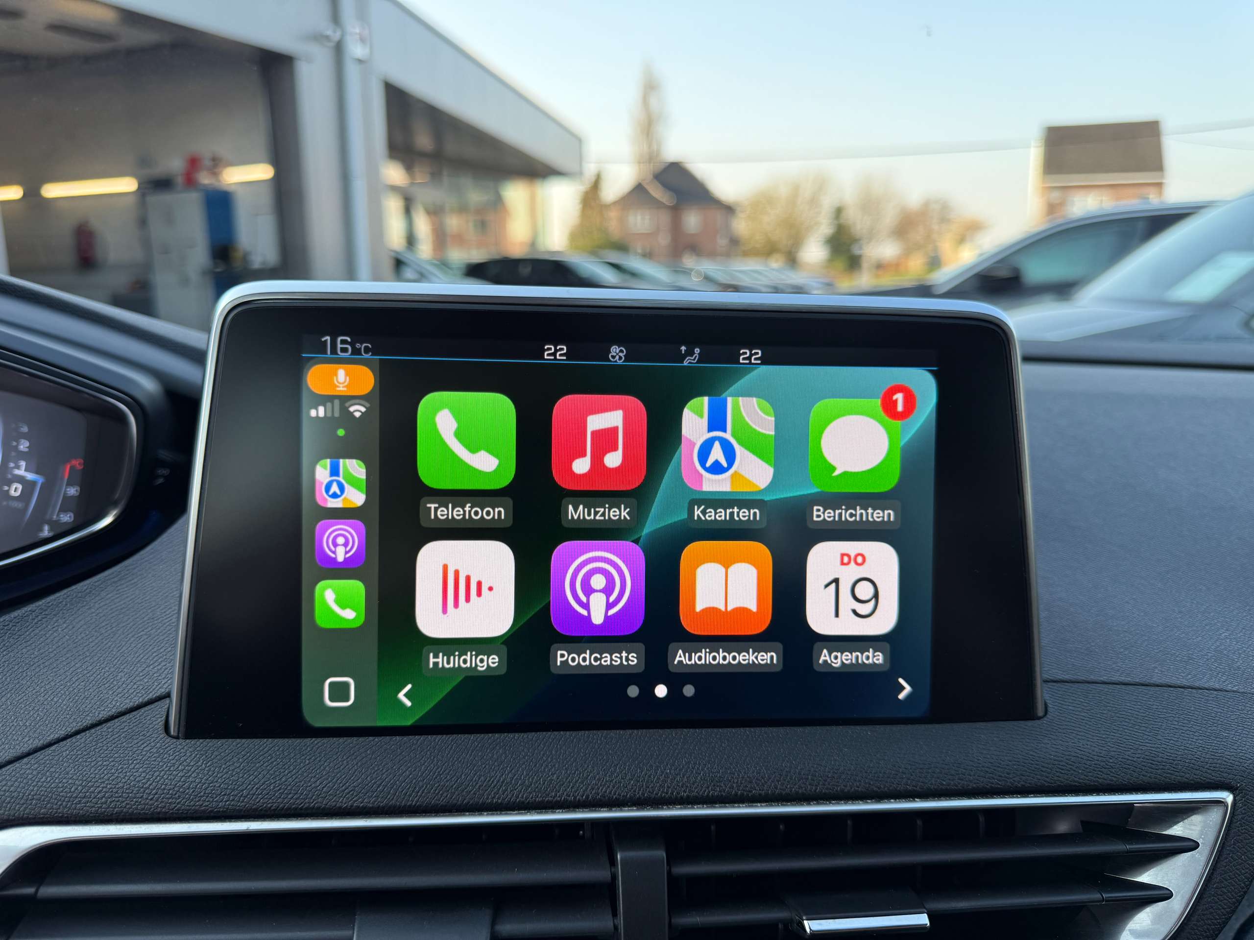 49c38bae-96db-4d85-93fb-f7f52d5d55a533-peugeot-3008-1-2i-130pk-opendak-navigatie-carplay-camera-dab.jpg