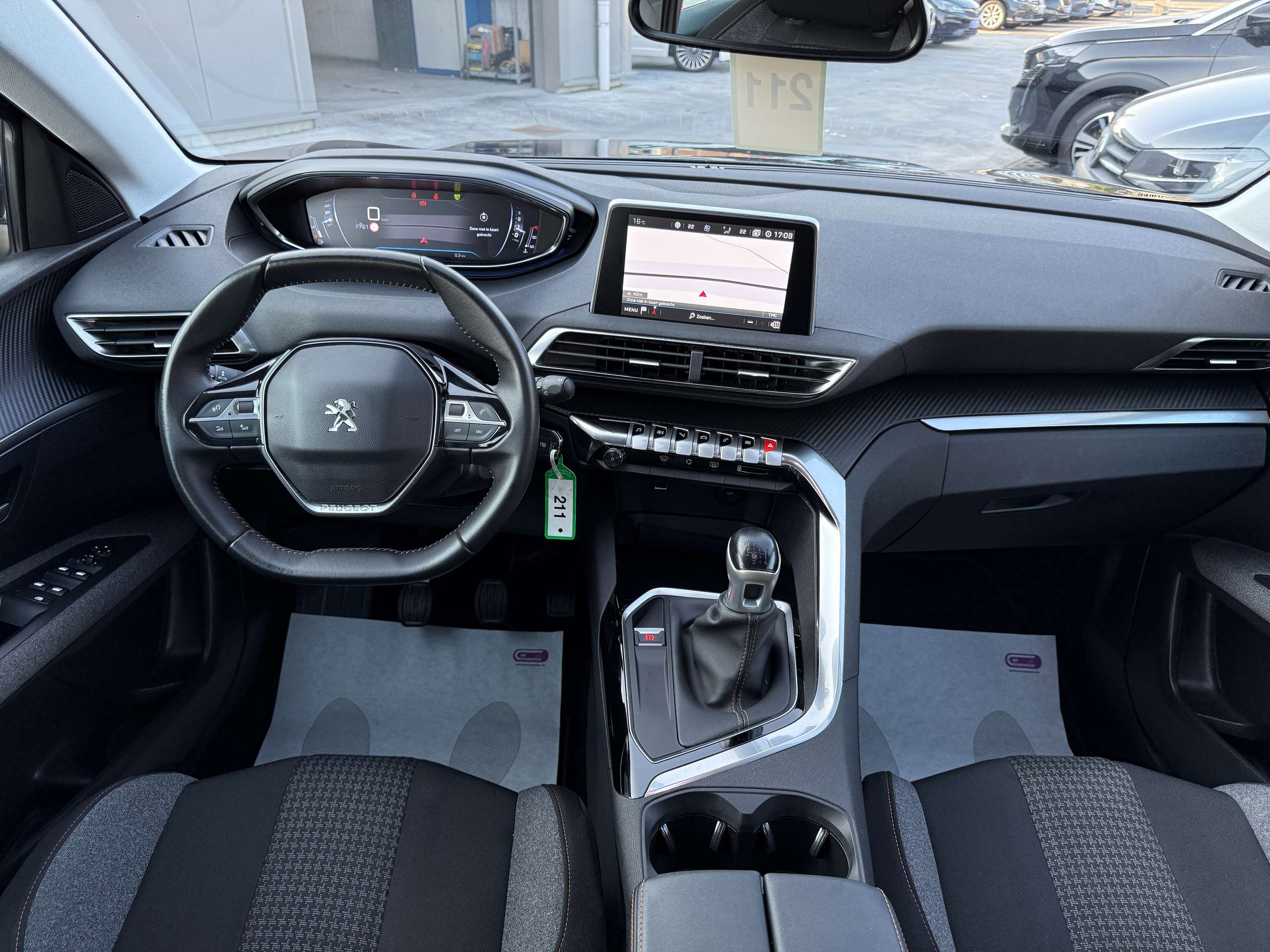 49c38bae-96db-4d85-93fb-f7f52d5d55a541-peugeot-3008-1-2i-130pk-opendak-navigatie-carplay-camera-dab.jpg