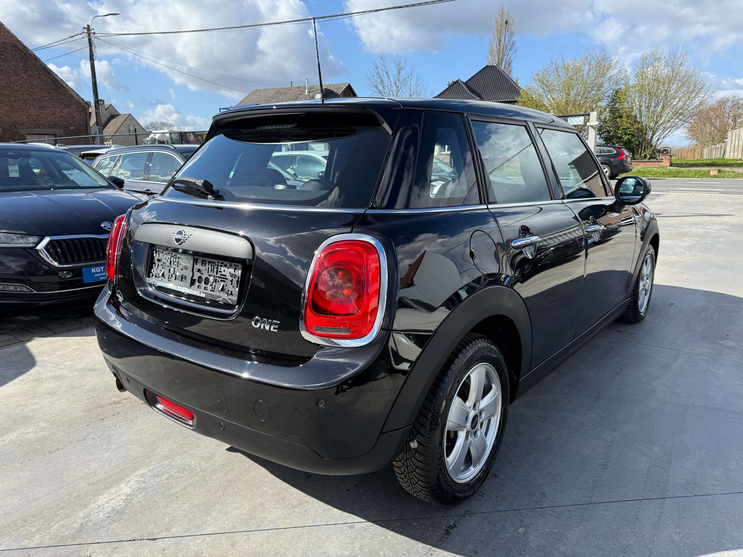 5e2d5d35-7896-441b-b532-d15f7d1bc3075-mini-one-1-5i-102pk-5-deurs-navigatie-pdc-bluetooth-led-alu.jpg