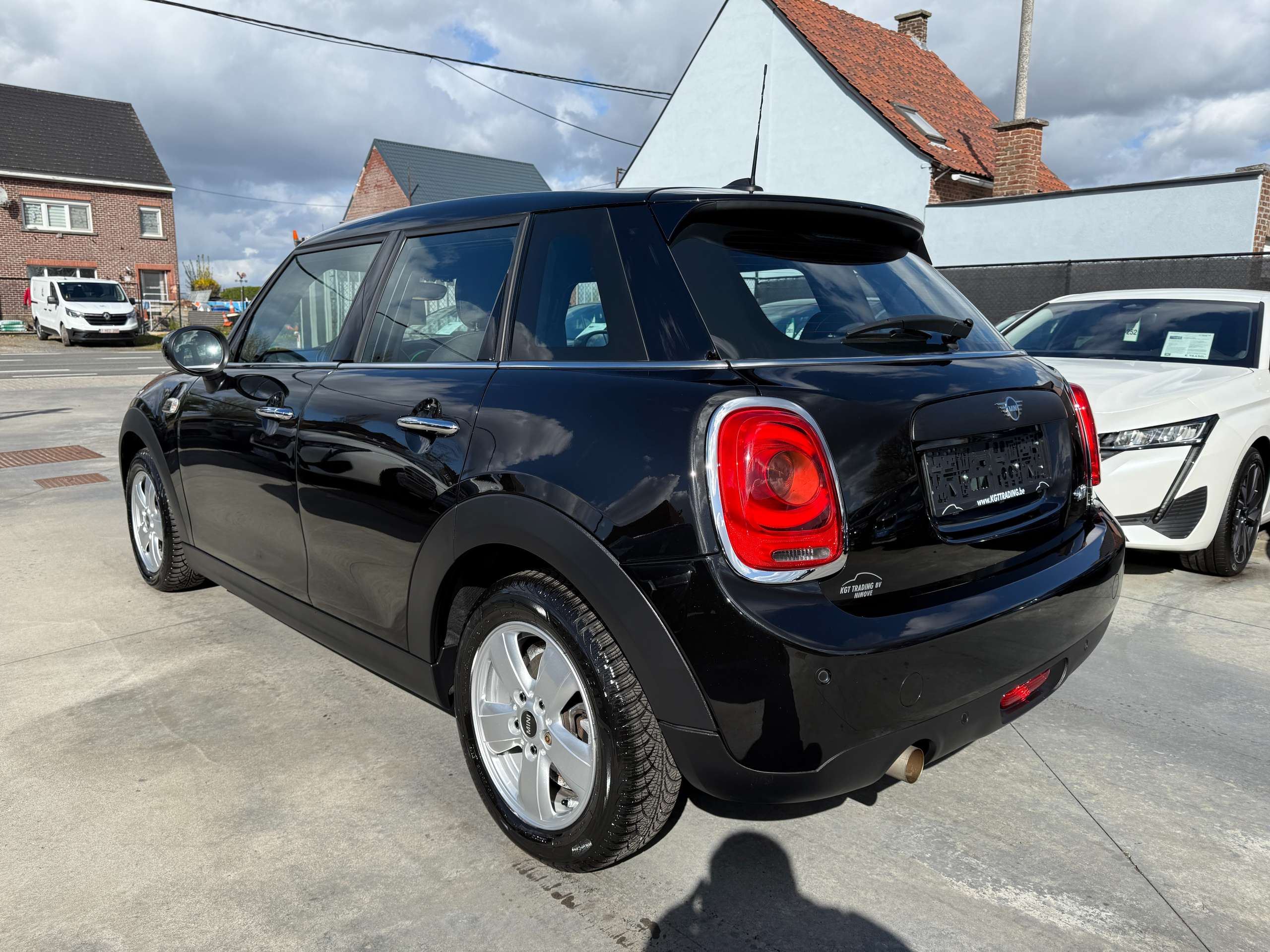 5e2d5d35-7896-441b-b532-d15f7d1bc3077-mini-one-1-5i-102pk-5-deurs-navigatie-pdc-bluetooth-led-alu.jpg